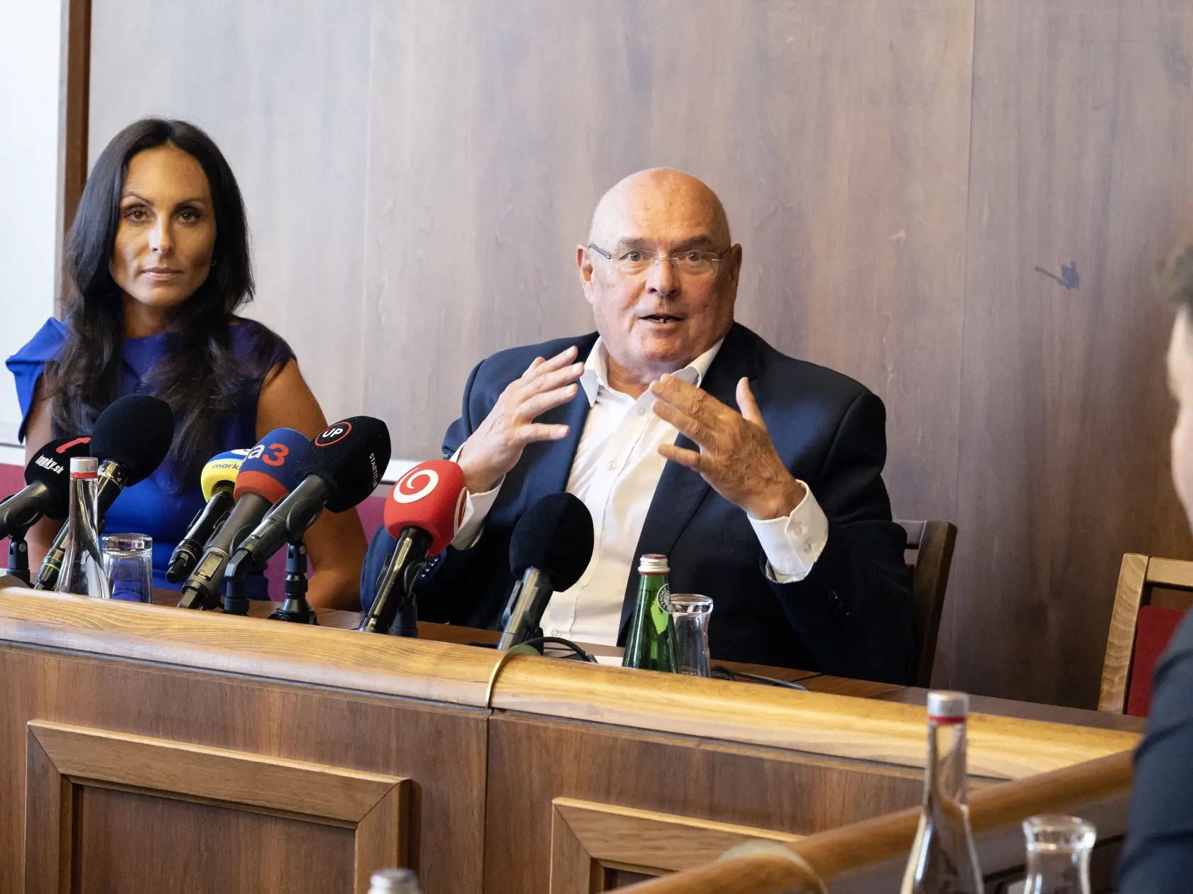 Vpravo predseda Výboru NR SR pre zdravotníctvo Vladimír Baláž (Smer-SD) a vľavo ministerka zdravotníctva SR Zuzana Dolinková (Hlas-SD) pred otvorením rokovania výboru 6. augusta 2024 v Bratislave. Výbor napokon uznášaniaschopný nebol, chýbali poslanci.
