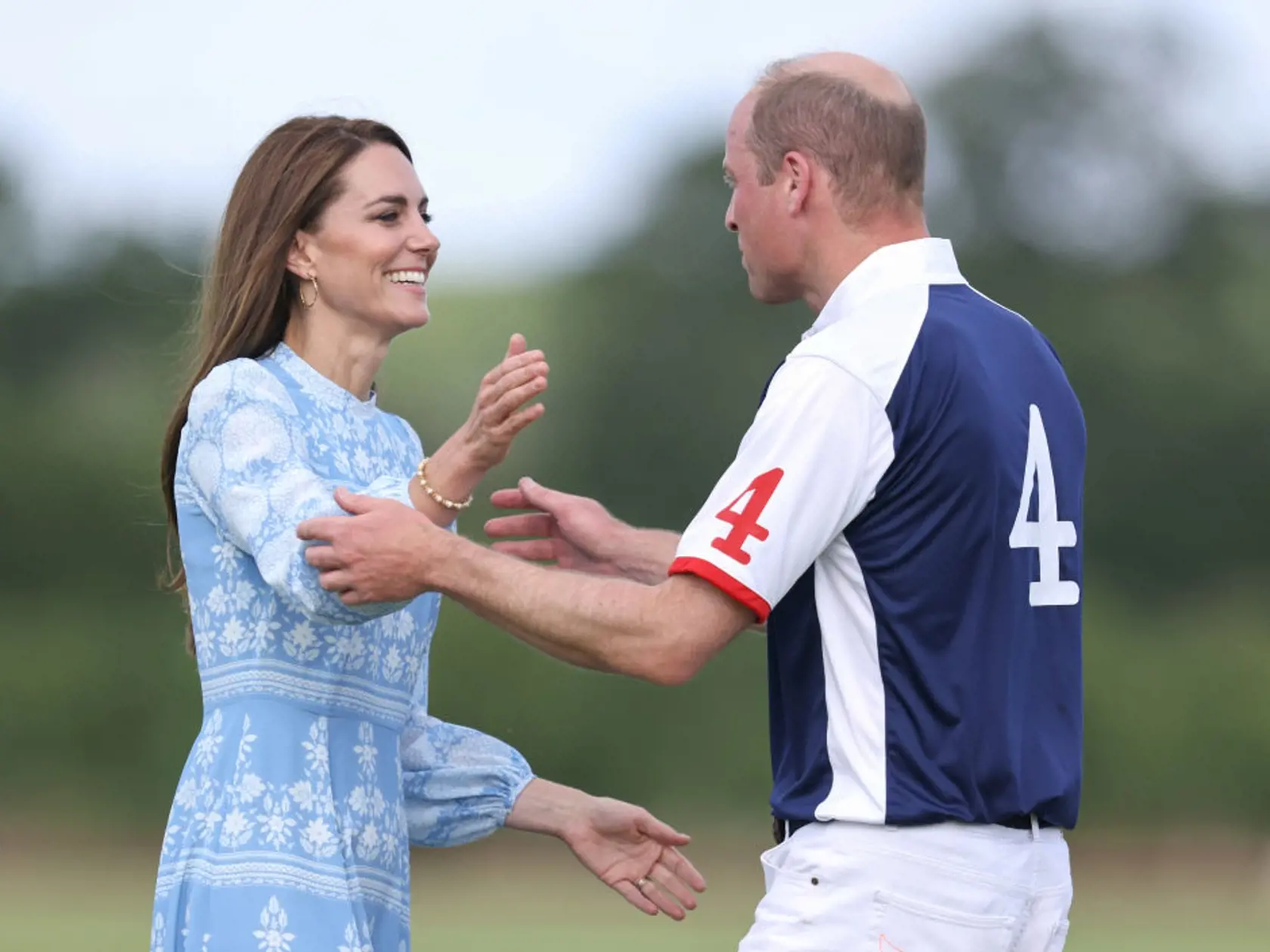 Kate sa tešila s Williamovho úspechu. Dvojica sa neubránila nežnostiam na verejnosti.