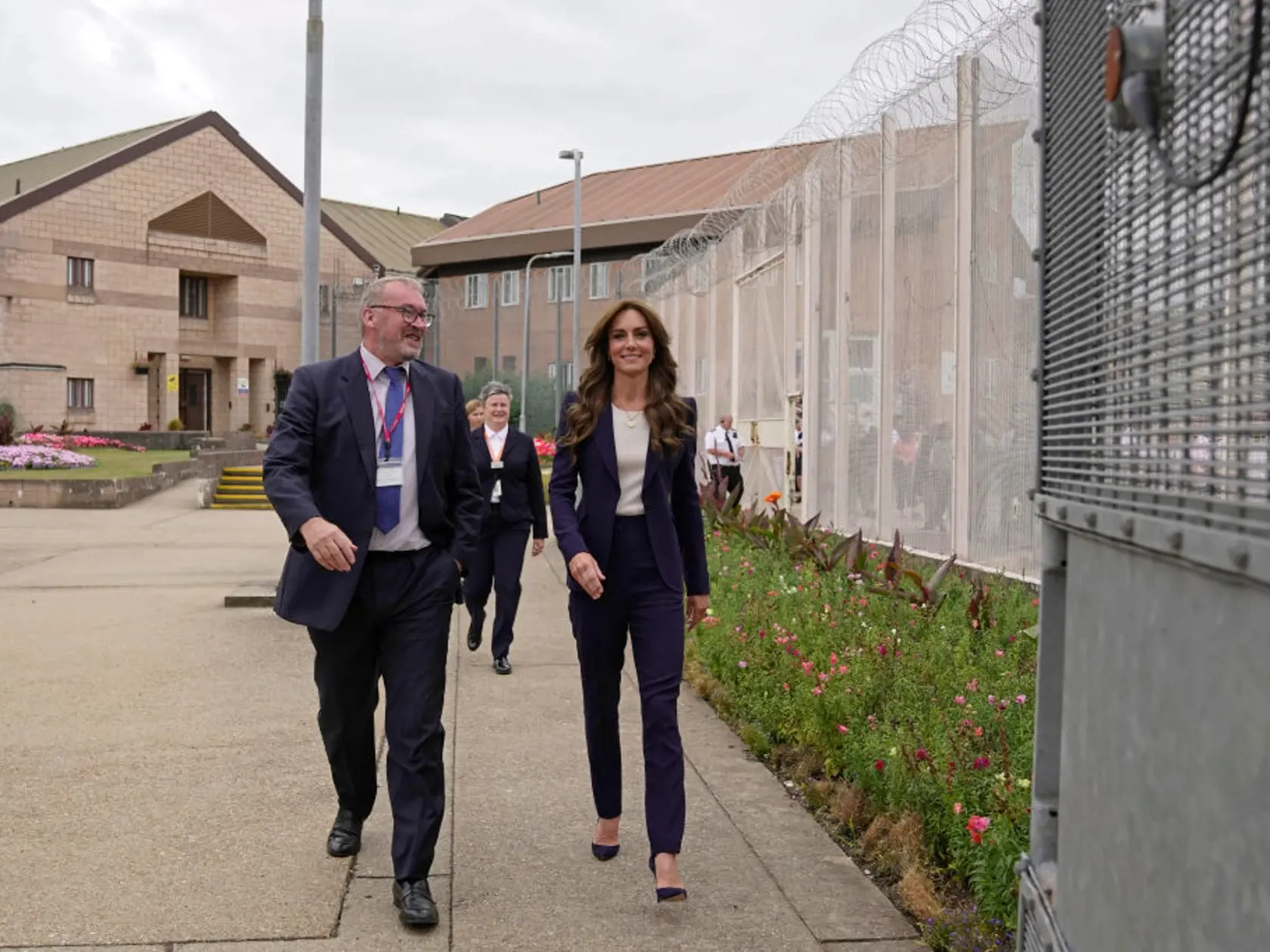 Princezná Kate Middleton navštívila mužskú väznicu v Surrey vo Veľkej Británii, aby podporila charitatívnu organizáciu Forward Trust zaoberajúcu sa liečbou závislostí. Prezradila však, že si poranila ruku doma pri skákaní na trampolíne so svojimi deťmi.