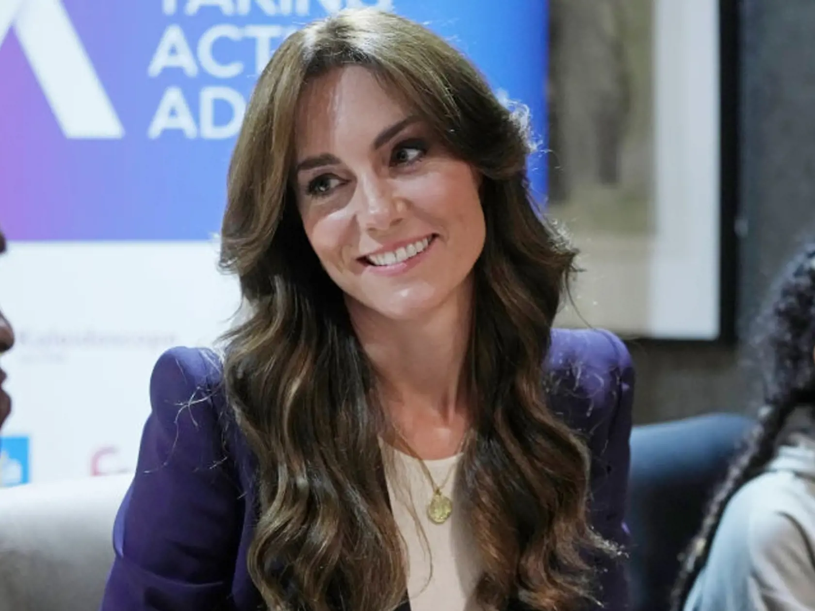 Princezná Kate Middleton navštívila mužskú väznicu v Surrey vo Veľkej Británii, aby podporila charitatívnu organizáciu Forward Trust zaoberajúcu sa liečbou závislostí. Prezradila však, že si poranila ruku doma pri skákaní na trampolíne so svojimi deťmi.