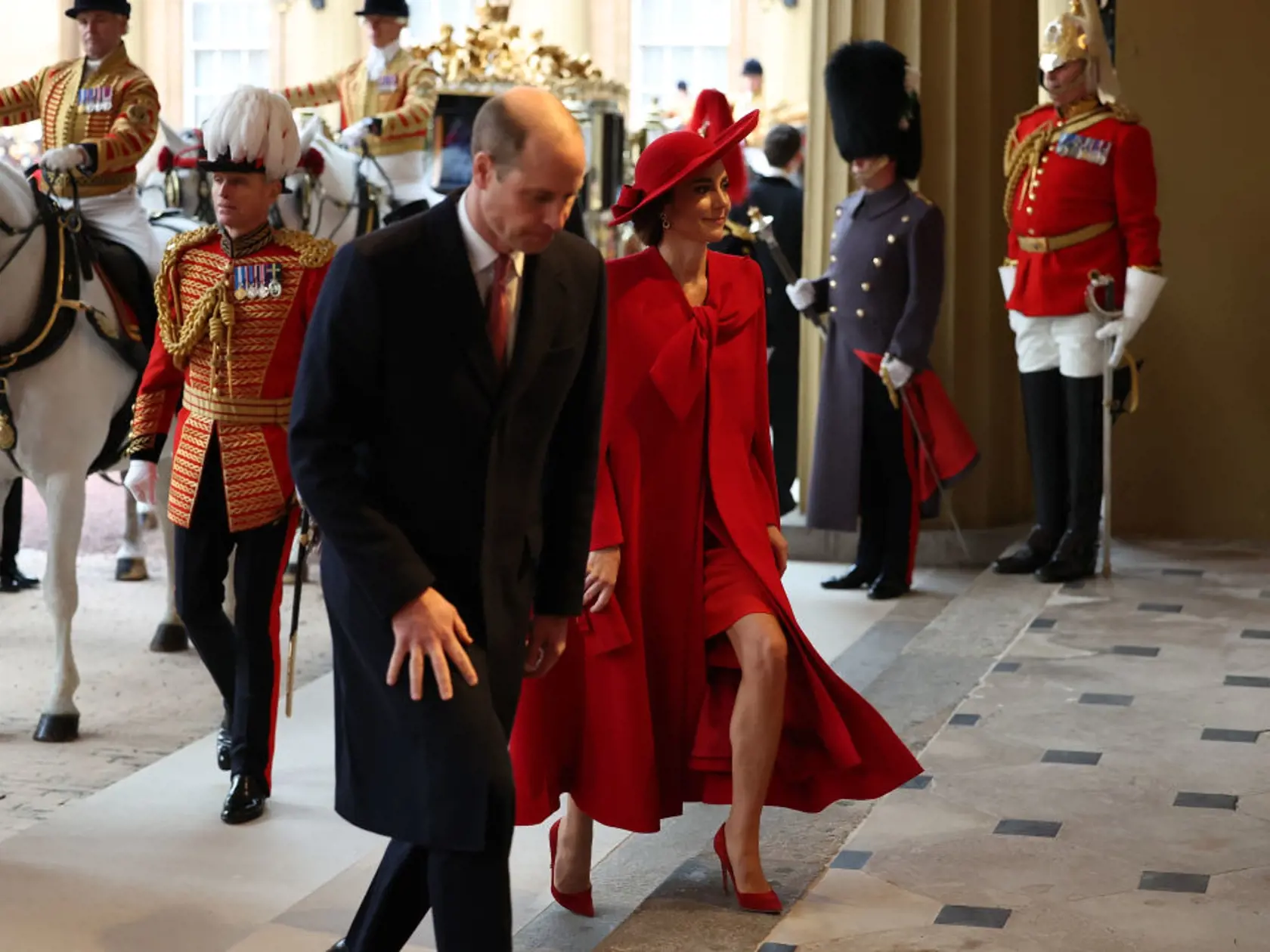Princezná z Walesu Kate na seba strhla pozornosť, a to už na prvý pohľad farbou svojho monochromatického šarlátového outfitu. Ukázala aj nohy. Na snímke s manželom princom Williamom.
