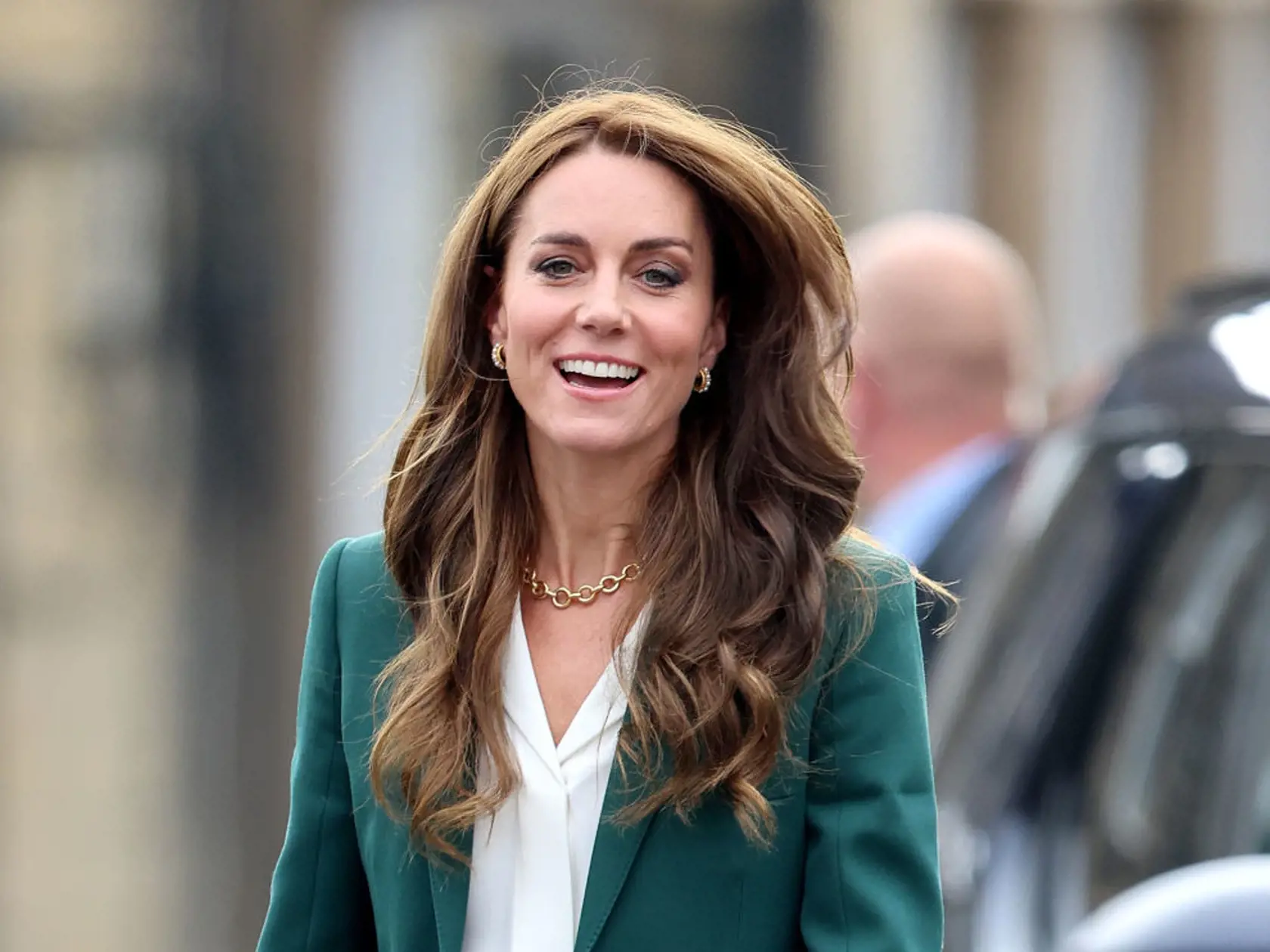 Princezná Kate aktuálne nosí dlhšie vlasy pod ramená, ktoré má jemne vlnité s predĺženou ofinou, ktorá jej lemuje tvár. Ide o takzvaný motýlí strih. Cestičku si predtým zvykla česať na stranu, teraz ju má na stred. Vlasy má nepatrne zosvetlené technikou balayge. Podľa odborníkov má vlasy predĺžené, aby vyzerali hustejšie.