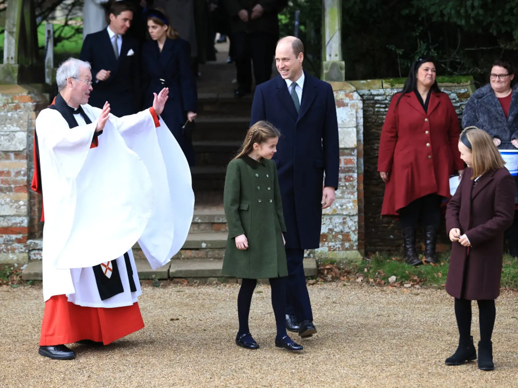 Britská kráľovská rodina po vianočnej bohoslužbe pozdravila fanúšikov. Princezná Charlotte so sesternicou Miou Tindall.