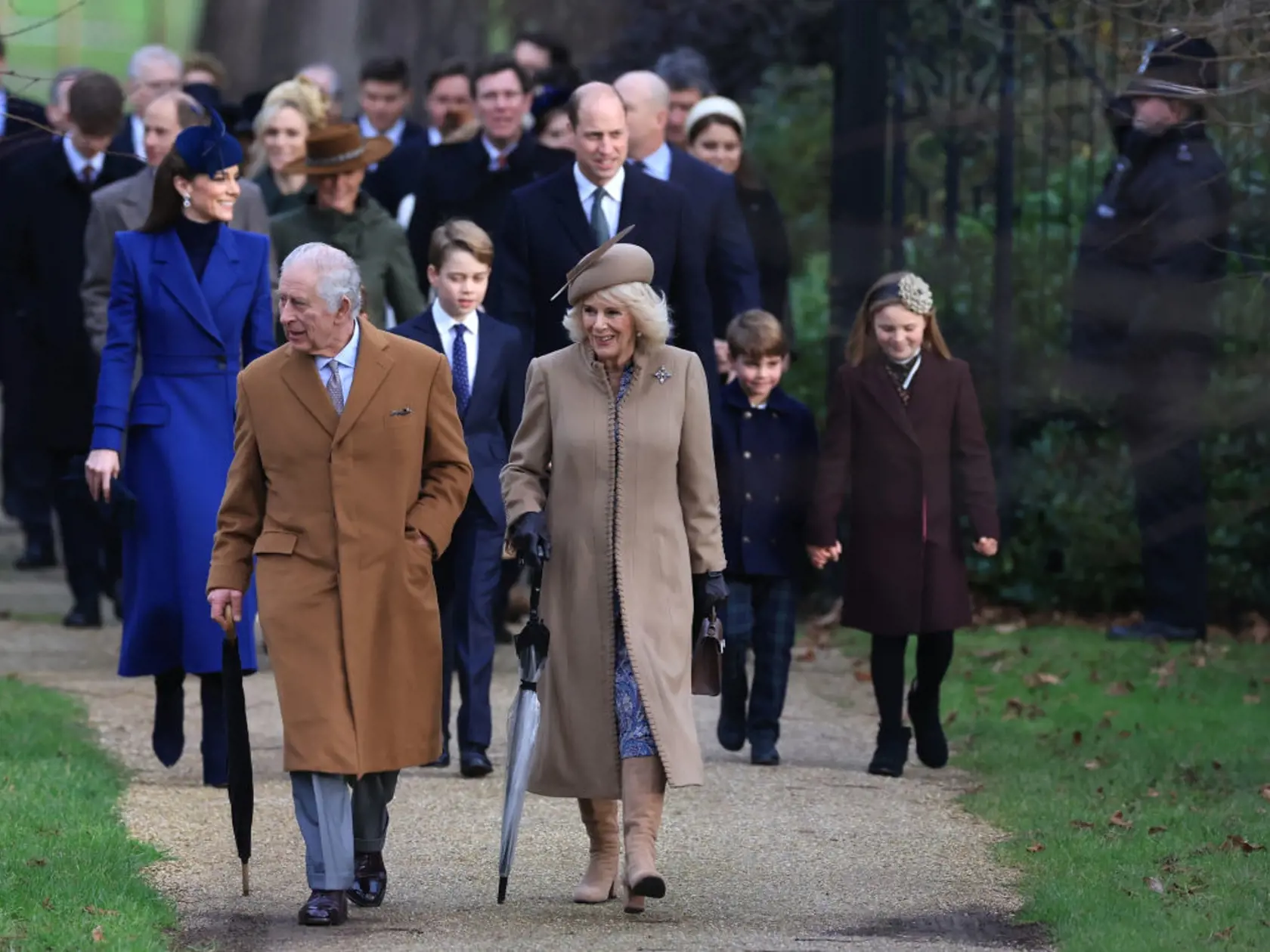 Britská kráľovská rodina po vianočnej bohoslužbe pozdravila fanúšikov.