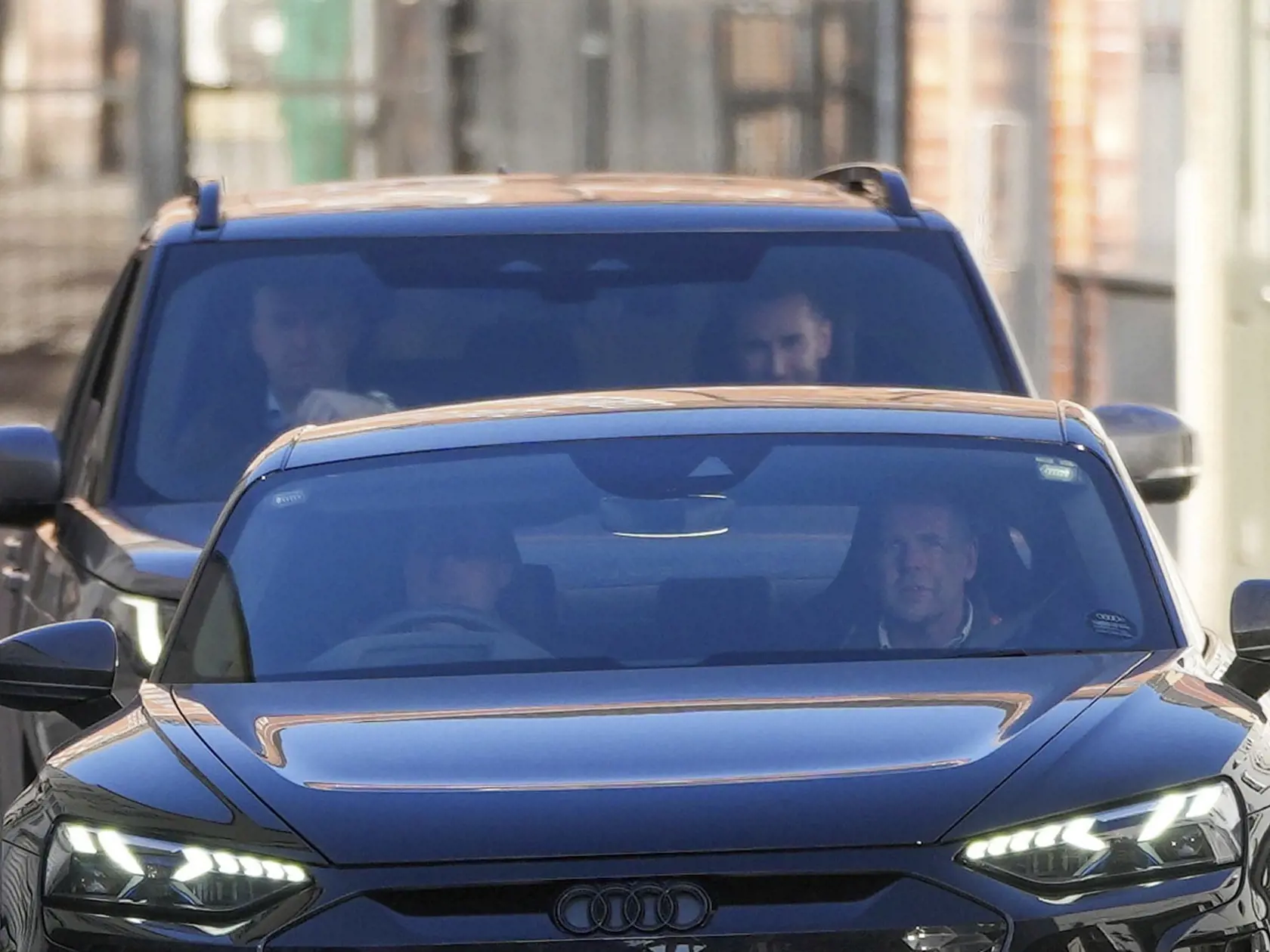 Princ William šoféroval svoje auto v sprievode niekoľkých ochrankárov.