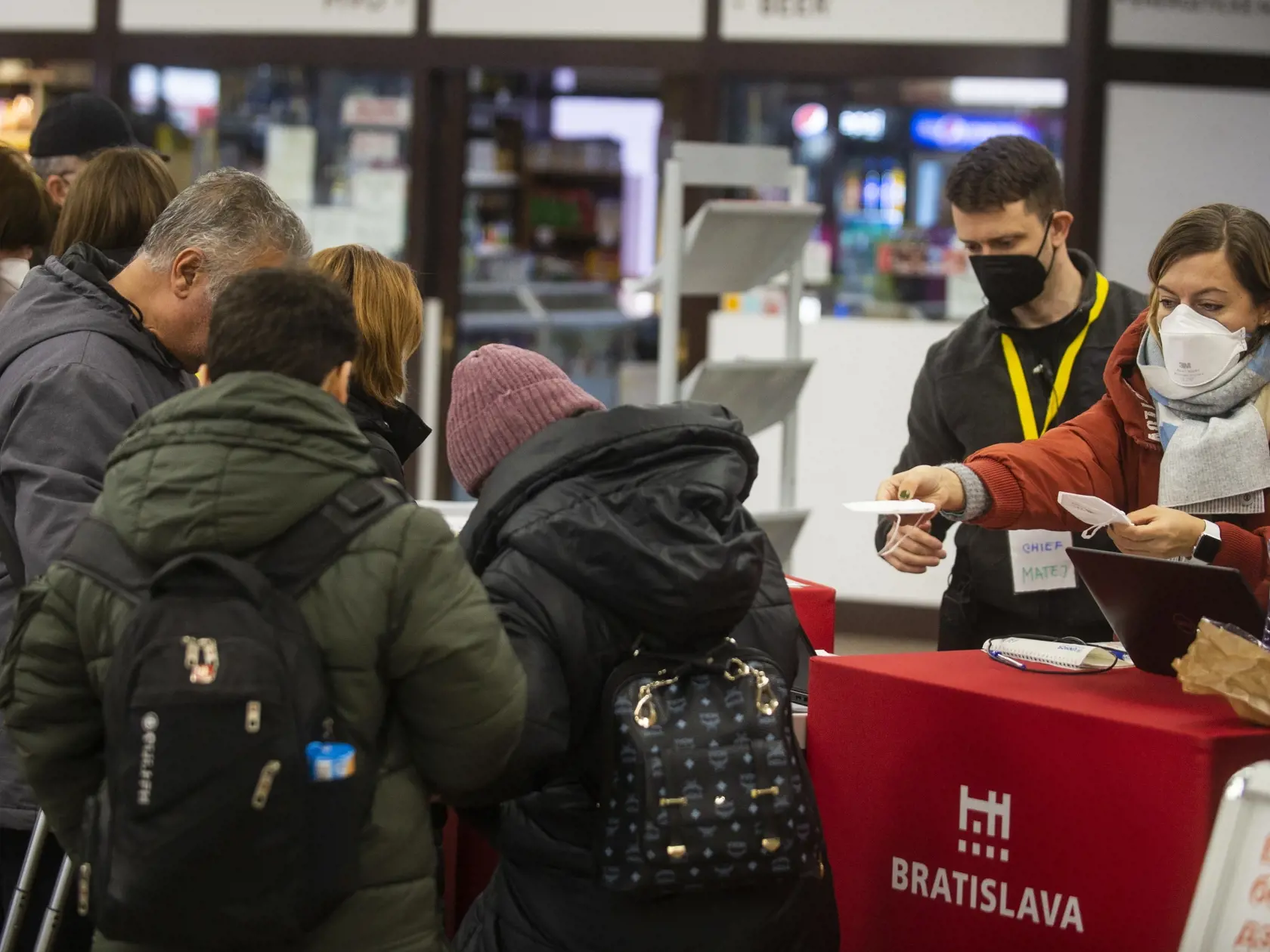 Na snímke utečenci z Ukrajiny na železničnej stanici 4. marca 2022 v Bratislave. FOTO TASR - Jakub Kotian