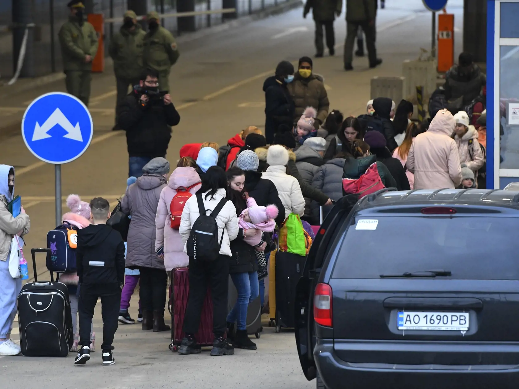 Utečenci z Ukrajiny prechádzajú cez hraničný priechod vo Vyšnom Nemeckom 25. februára 2022. FOTO TASR - Milan Kapusta