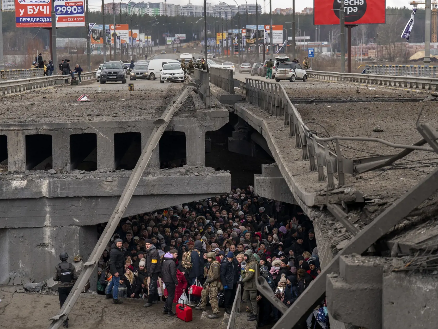 PK 52 Irpiň - Zástup ľudí stojí pod zničeným mostom pri pokuse o útek cez rieku Irpiň na predmestí Kyjeva v sobotu 5. marca 2022. FOTO TASR/AP

Ukrainians crowd under a destroyed bridge as they try to flee crossing the Irpin river in the outskirts of Kyiv, Ukraine, Saturday, March 5, 2022. (AP Photo/Emilio Morenatti)