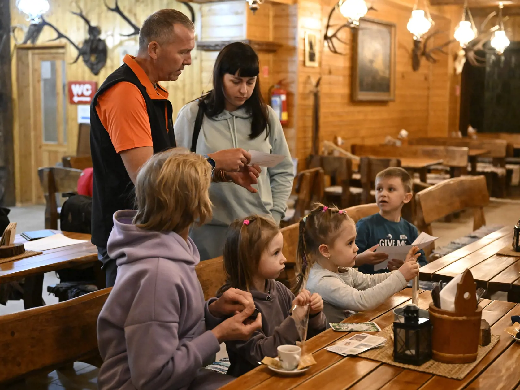 Na snímke prvá skupina utečencov z Ukrajiny, ktorú ubytovali 28. februára 2022 večer na Inoveckej chate pri Trenčíne. FOTO TASR - Radovan Stoklasa