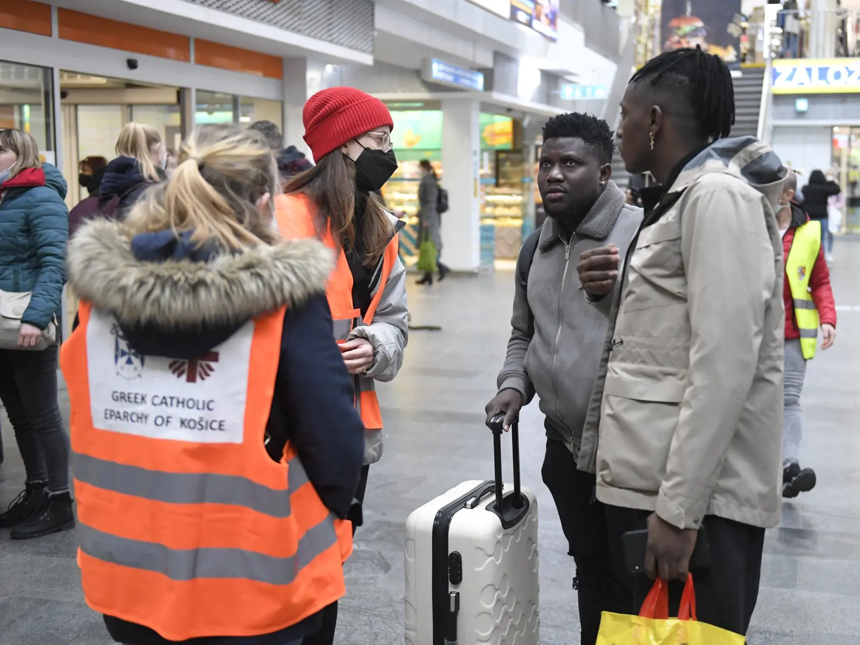 Na snímke utečenci z Ukrajiny, z afrických krajín a krajín Blízkeho východu na košickej železničnej stanici. Košice, 2. marca 2022. FOTO TASR - František Iván