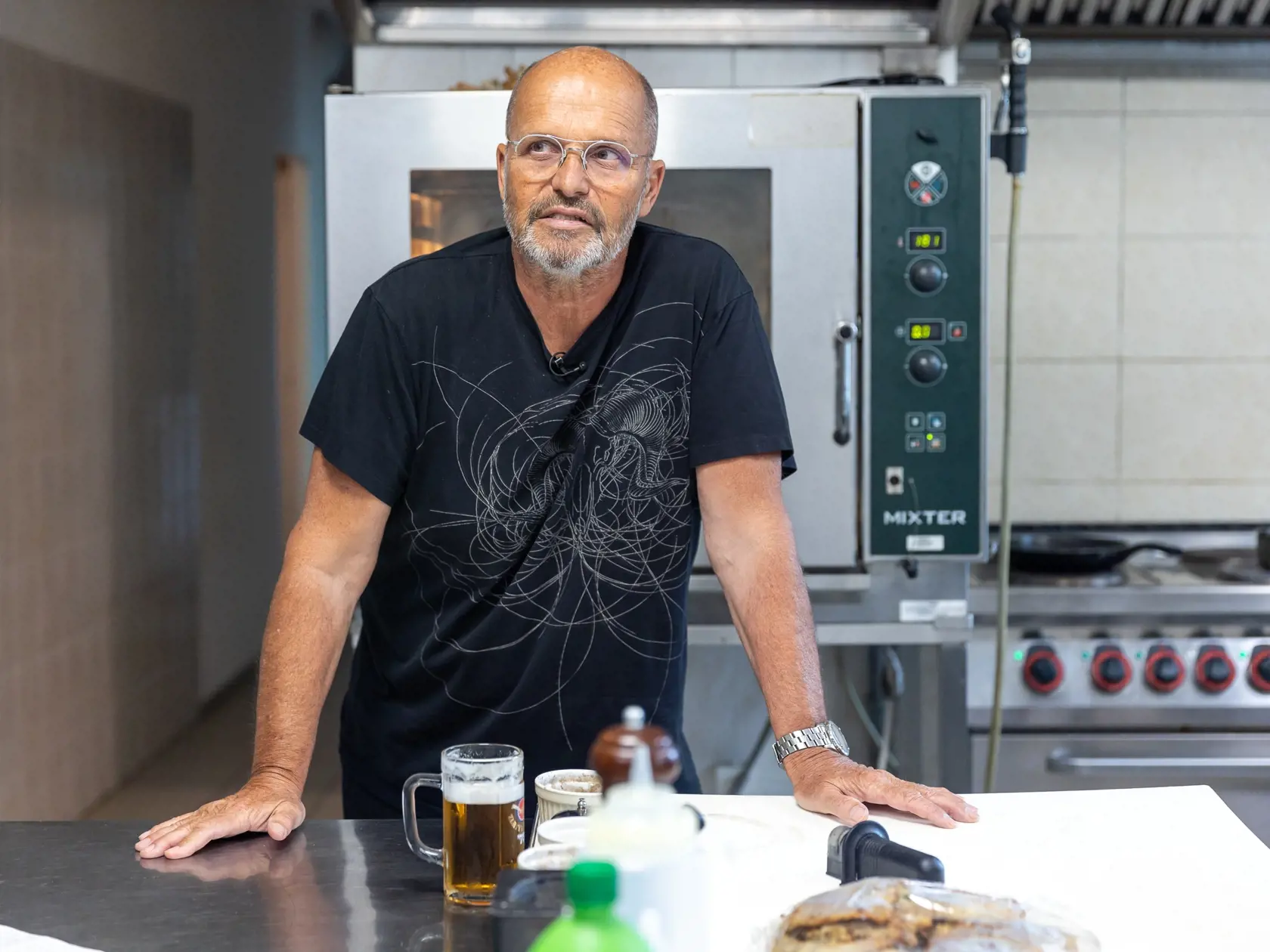 Recept od Pohlreicha na grilované balzamikové kuracie prsia: V menšej panvičke zmiešajte med a balzamikový ocot, dajte na gril a varom za miešania redukujte tekutinu do zhustnutia, zoberte z ohňa a vmiešajte kôru z pomaranča a lístky oregana. Mäso osoľte, okoreňte a vožte na stredne rozpálený gril, opekajte 2-3 minúty z každej strany. Potrite ich z oboch strán pripravenou omáčku a znova grilujte ešte 3-4 min. z každej strany. Servírujte so šalátom.