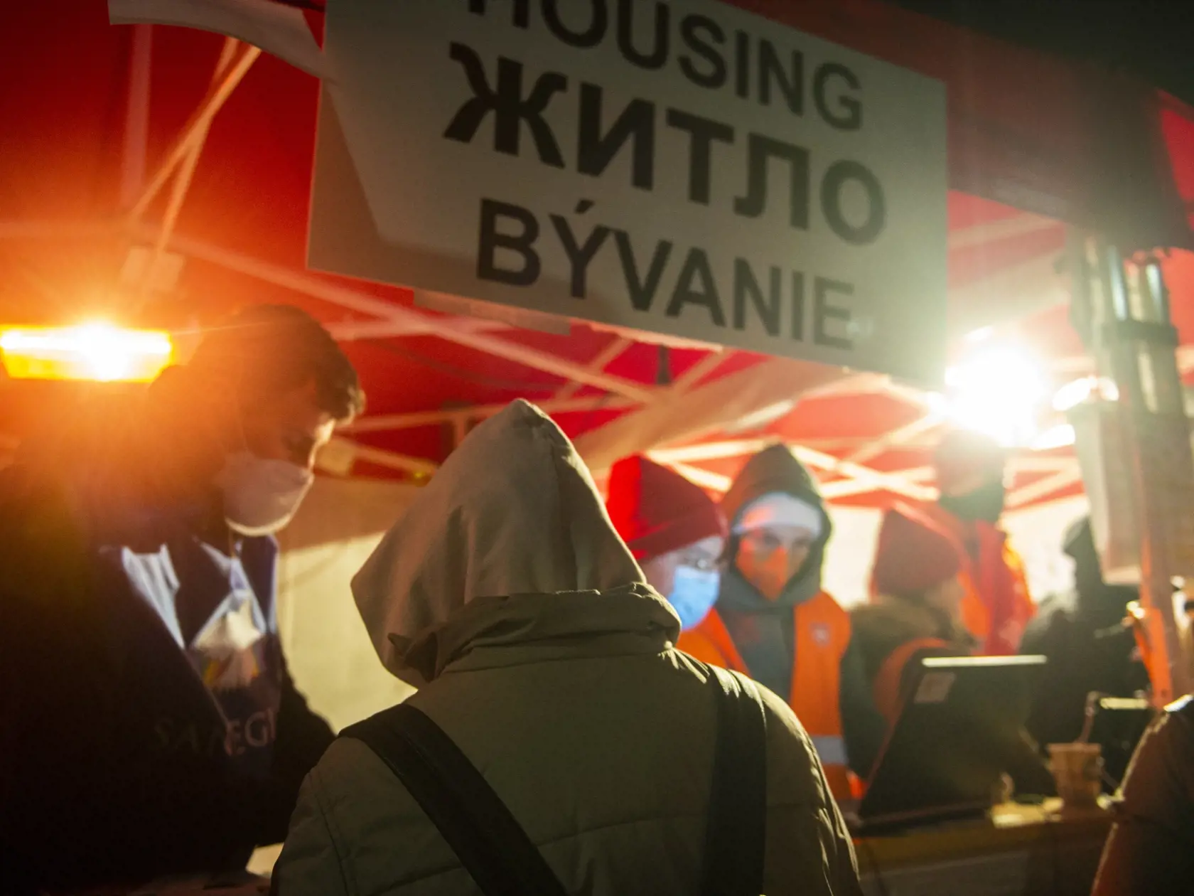 Na snímke utečenci z Ukrajiny čakajú na slovensko-ukrajinskom hraničnom priechode v obci Vyšné Nemecké, okres Sobrance  v sobotu 12. marca 2022. FOTO TASR - Jakub Kotian