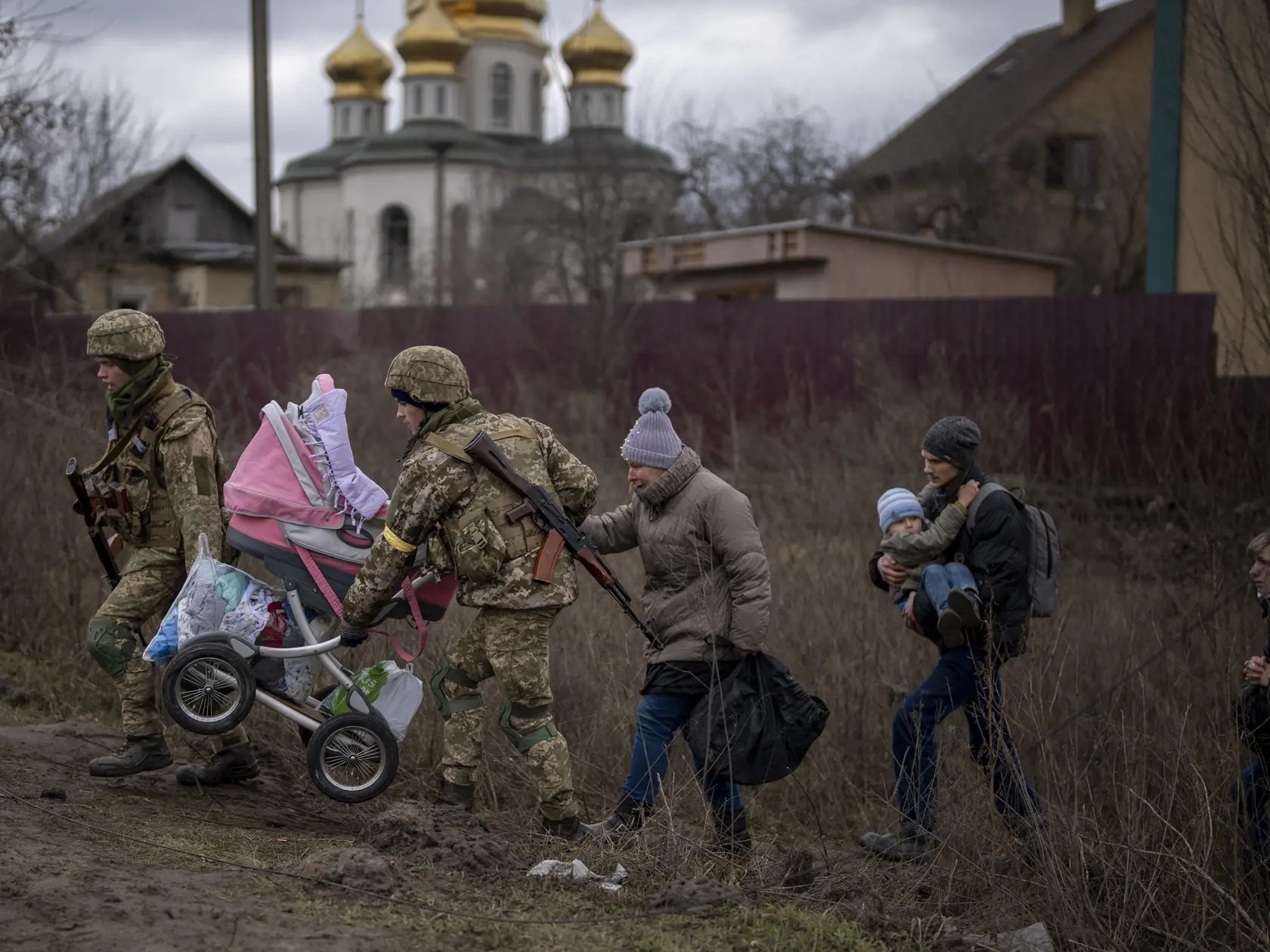 PK 55 Irpiň - Ukrajinskí vojaci pomáhajú civilistom prejsť cez rieku Irpiň na predmestí Kyjeva v sobotu 5. marca 2022. FOTO TASR/AP

Ukrainian soldiers help a fleeing family crossing the Irpin river in the outskirts of Kyiv, Ukraine, Saturday, March 5, 2022. (AP Photo/Emilio Morenatti)