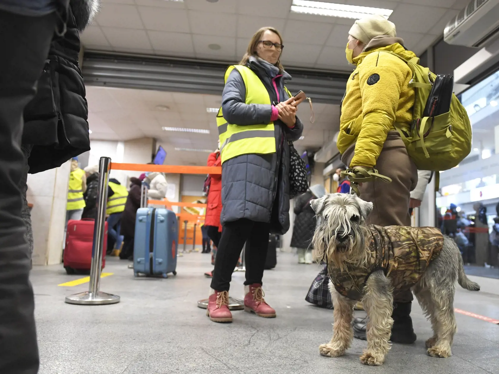 Na snímke utečenci z Ukrajiny, z afrických krajín a krajín Blízkeho východu na košickej železničnej stanici. Košice, 8. marca 2022. FOTO TASR - František Iván