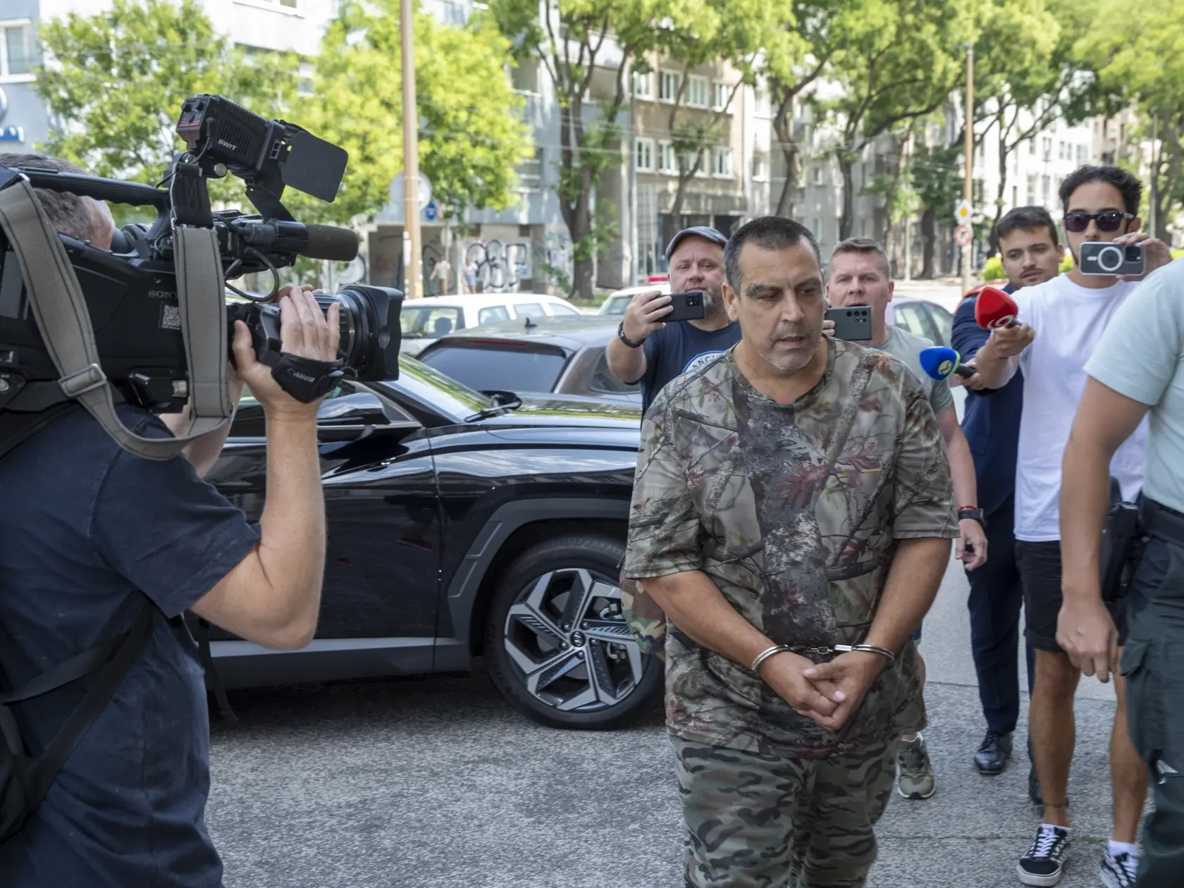 Obaja zdravotníci utrpeli ľahšie až stredné poranenia tváre a horných končatín.