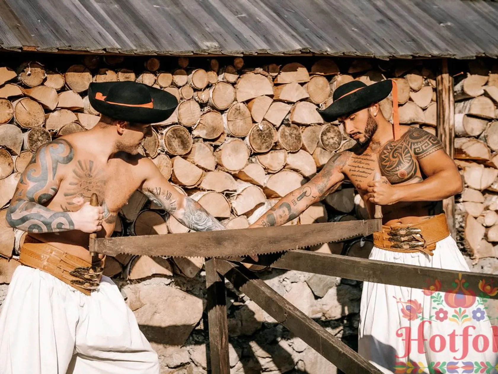 To fakt táto dvojica chce porezať tento plot? Však polien, ako je zo záberu jasné, tam majú dostatok.