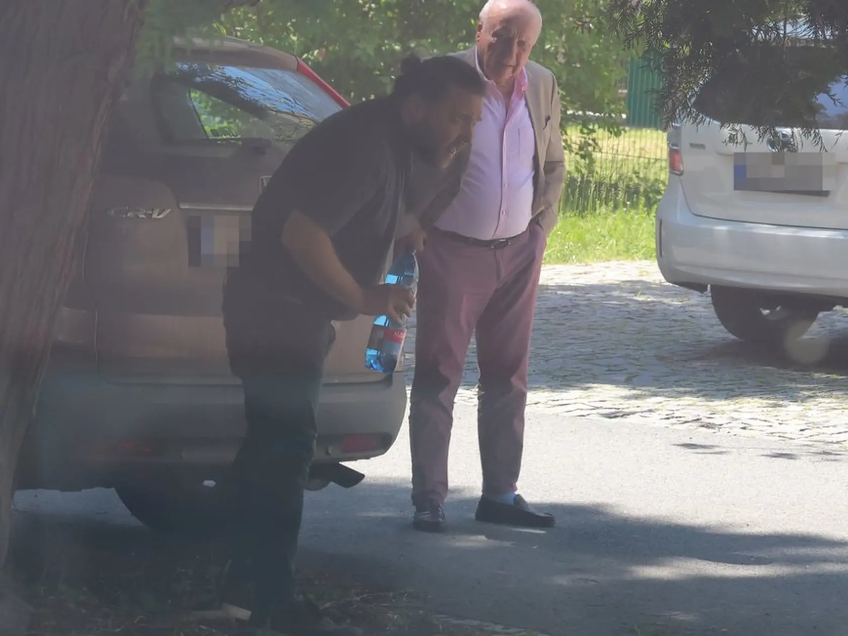 Felix Slováček a Felix Slováček ml. navštívili Dádu Patrasovú v liečebni v Bohniciach.