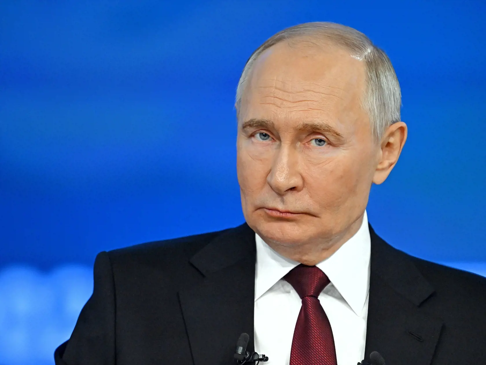 Putin v roku 2022 poslal na Ukrajinu desaťtisíce vojakov, čo vyvolalo najväčšiu konfrontáciu medzi Moskvou a Západom od studenej vojny, pripomenula agentúra Reuters. Ruské sily podľa nej od polovice minulého roka postupujú a ovládajú takmer pätinu ukrajinského územia. Prezident USA Donald Trump vyhlásil, že túto vojnu zastaví.