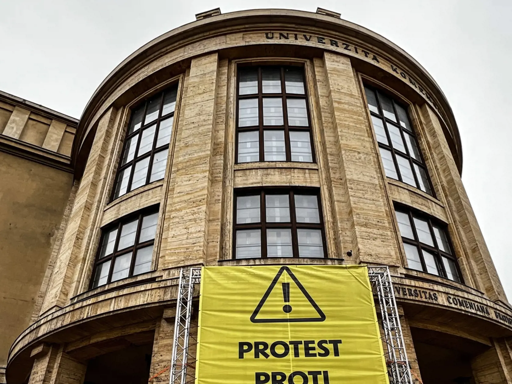 Na snímke transparent o proteste proti novele vysokoškolského zákona pred budovou Univerzity Komenského v Bratislave v pondelok 21. februára 2022. FOTO TASR - Pavol Zachar