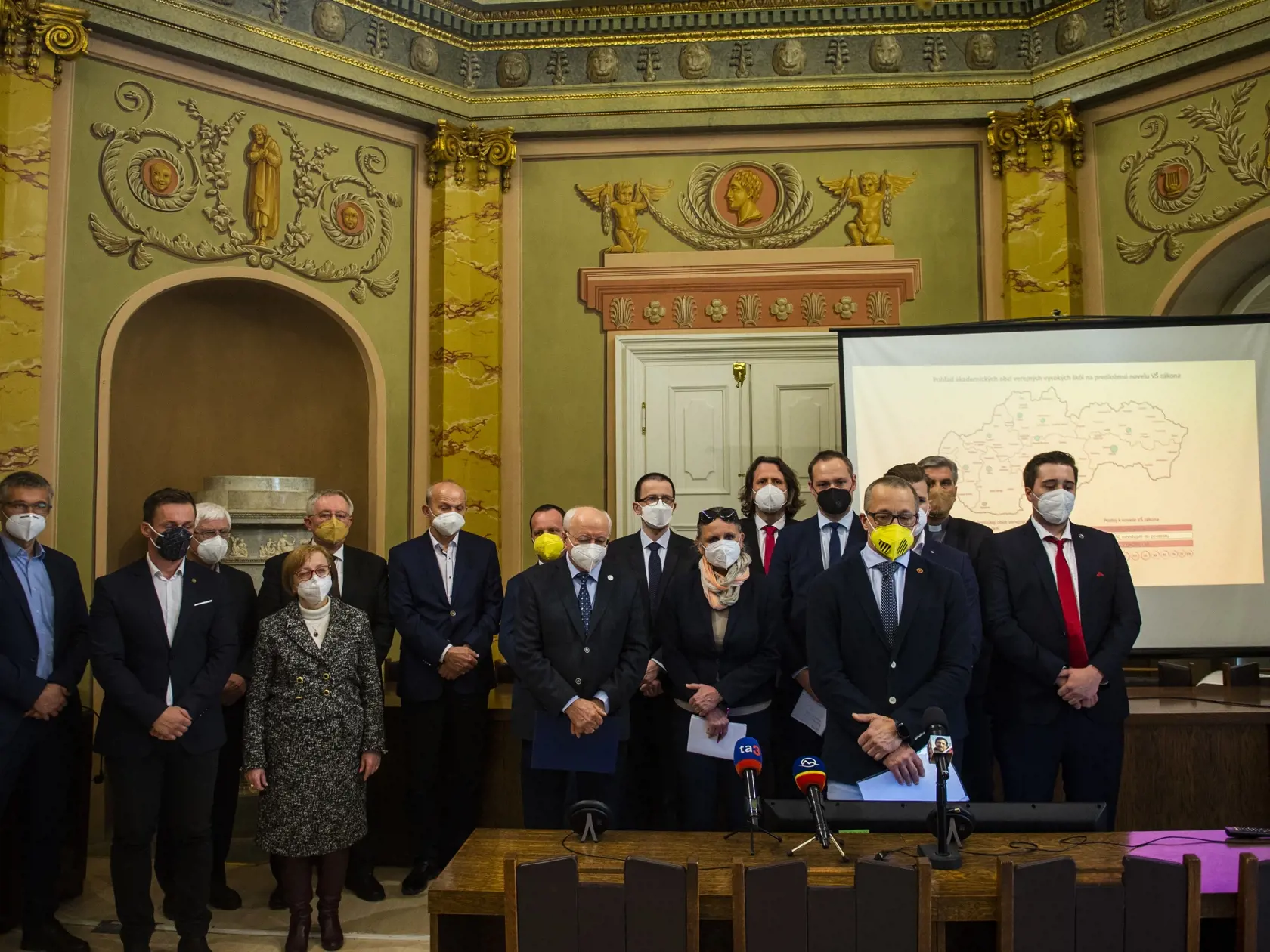 Na snímke dekani a profesori vysokých škôl počas tlačovej konferencie na tému - Zrušenie samosprávy fakúlt - trójsky kôň v novele vysokoškolského zákona v Bratislave 9. marca 2022. FOTO TASR - Jakub Kotian
