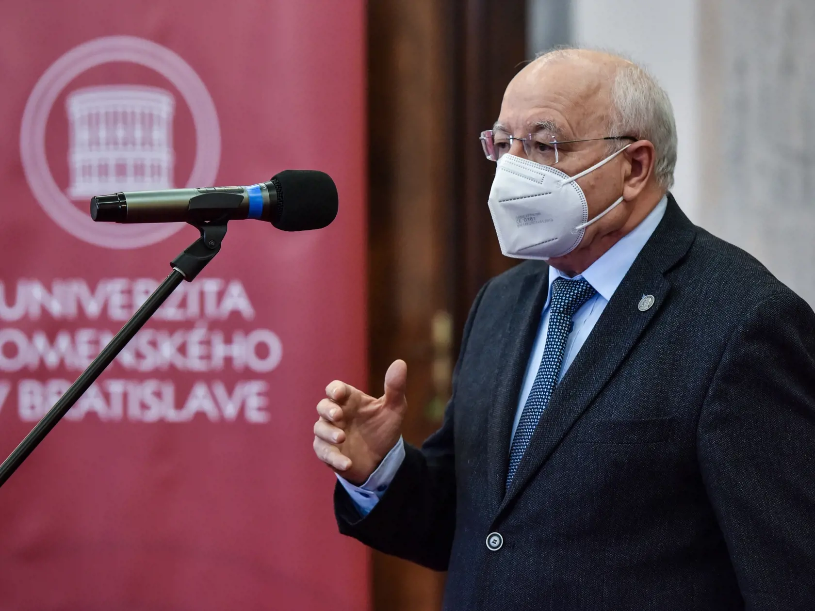 Na snímke dekan Lekárskej fakulty Univerzity Komenského prof. MUDr. Juraj Šteňo, DrSc., IFAANS v Bratislave počas tlačovej konferencie Univerzity Komenského v Bratislave na tému Protestné prerušenie výučby v Bratislave v pondelok 21. februára 2022. FOTO TASR - Pavol Zachar