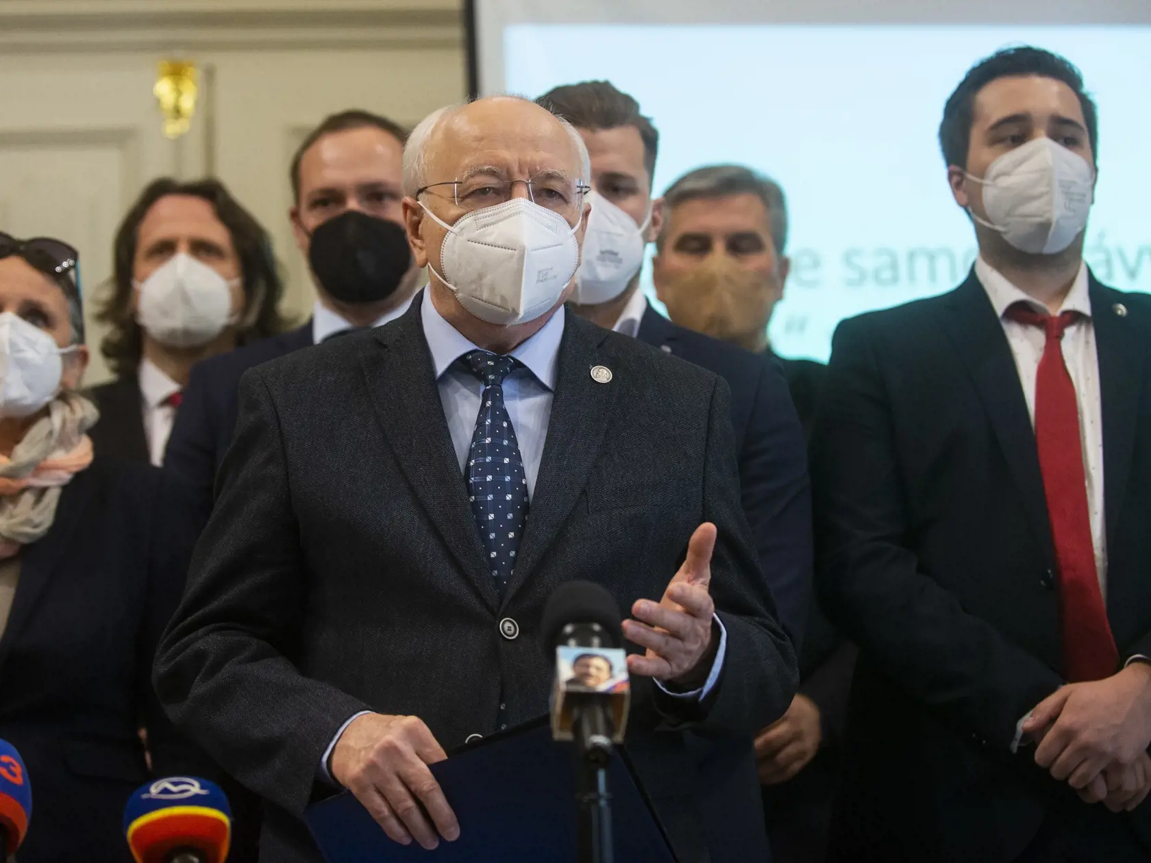 Na snímke uprostred dekan Lekárskej fakulty Univerzity Komenského (LF UK) prof. MUDr. Juraj Šteňo, DrSc., IFAANS počas tlačovej konferencie na tému - Zrušenie samosprávy fakúlt - trójsky kôň v novele vysokoškolského zákona v Bratislave 9. marca 2022. FOTO TASR - Jakub Kotian