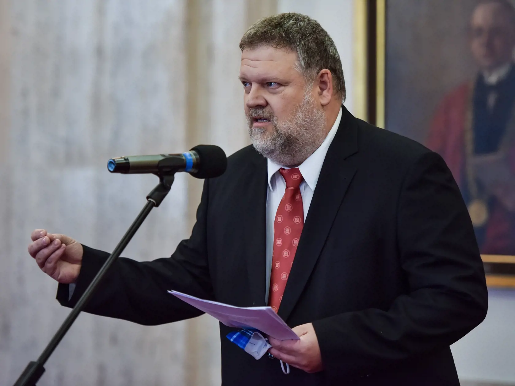 Na snímke zástupca Akademickej obce a predseda Akademického senátu Prírodovedeckej fakulty Univerzity Komenského doc. Mgr. Pavel Neogrády, DrSc. v Bratislave počas tlačovej konferencie Univerzity Komenského v Bratislave na tému Protestné prerušenie výučby v Bratislave v pondelok 21. februára 2022. FOTO TASR - Pavol Zachar