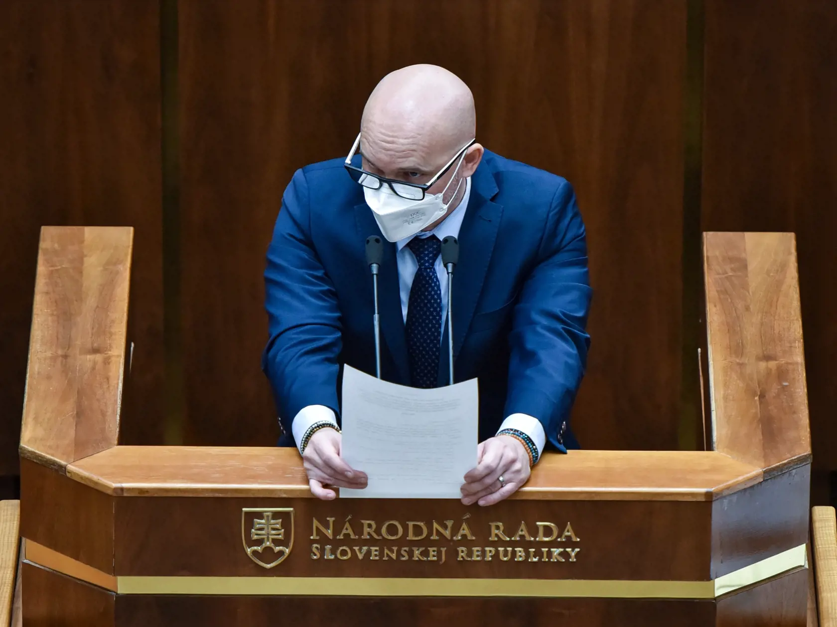 Na snímke minister školstva, vedy, výskumu a športu SR Branislav Gröhling (SaS) počas 60. schôdze Národnej rady SR 16. marca 2022 v Bratislave. FOTO TASR - Pavol Zachar
