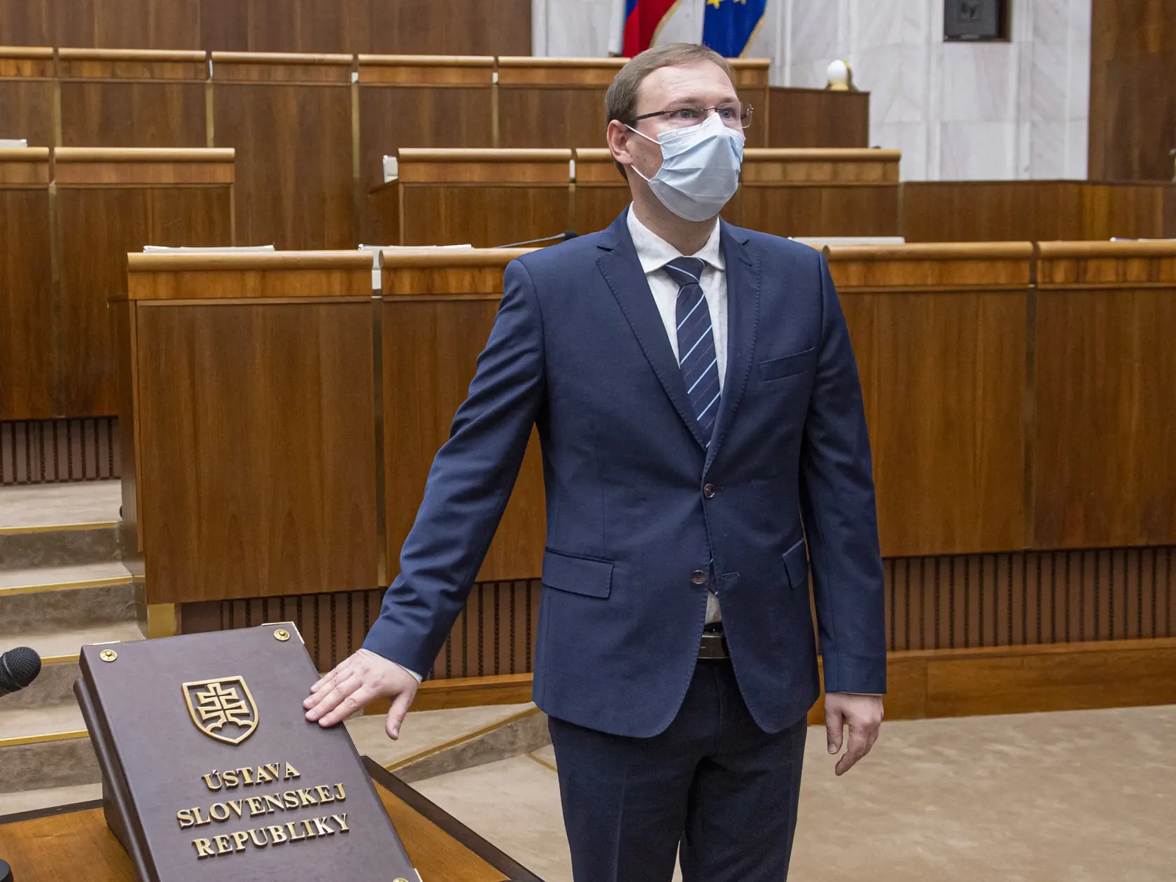 Na snímke Jozef Habánik (SMER-SD) s ochranným rúškom na tvári skladá poslanecký sľub počas ustanovujúcej schôdze Národnej rady Slovenskej republiky (NR SR) VIII. volebného obdobia 20. marca 2020 v Bratislave. FOTO TASR - Michal Svítok 
