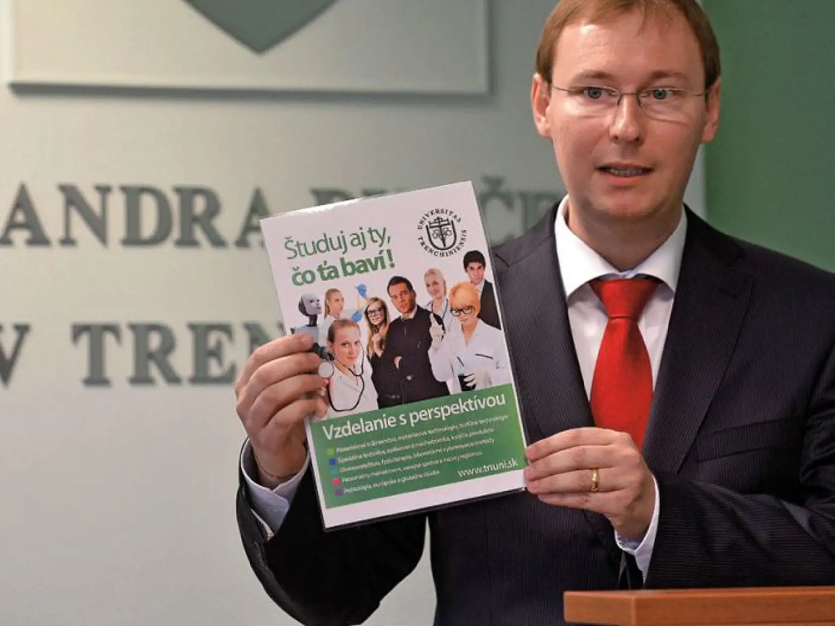 Bez komentára: Rektor Habánik nevysvetlil, prečo podpísal zmluvu na externé služby s firmou svojej zamestnankyne.