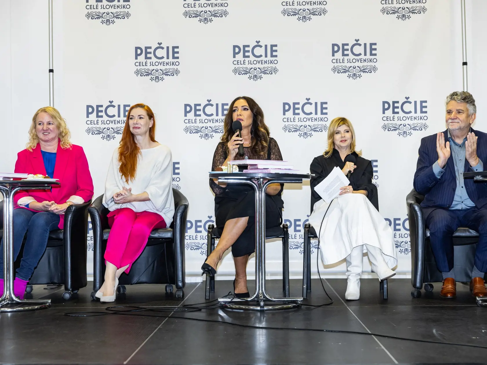 Krst knihy “Pečie celé Slovensko 2” v Bratislave. Na snímke  Jozefína Zaukolcová, Petra Tóthová, Karin Majtánová, Soňa Müllerová a Ľuboš Machaj.
