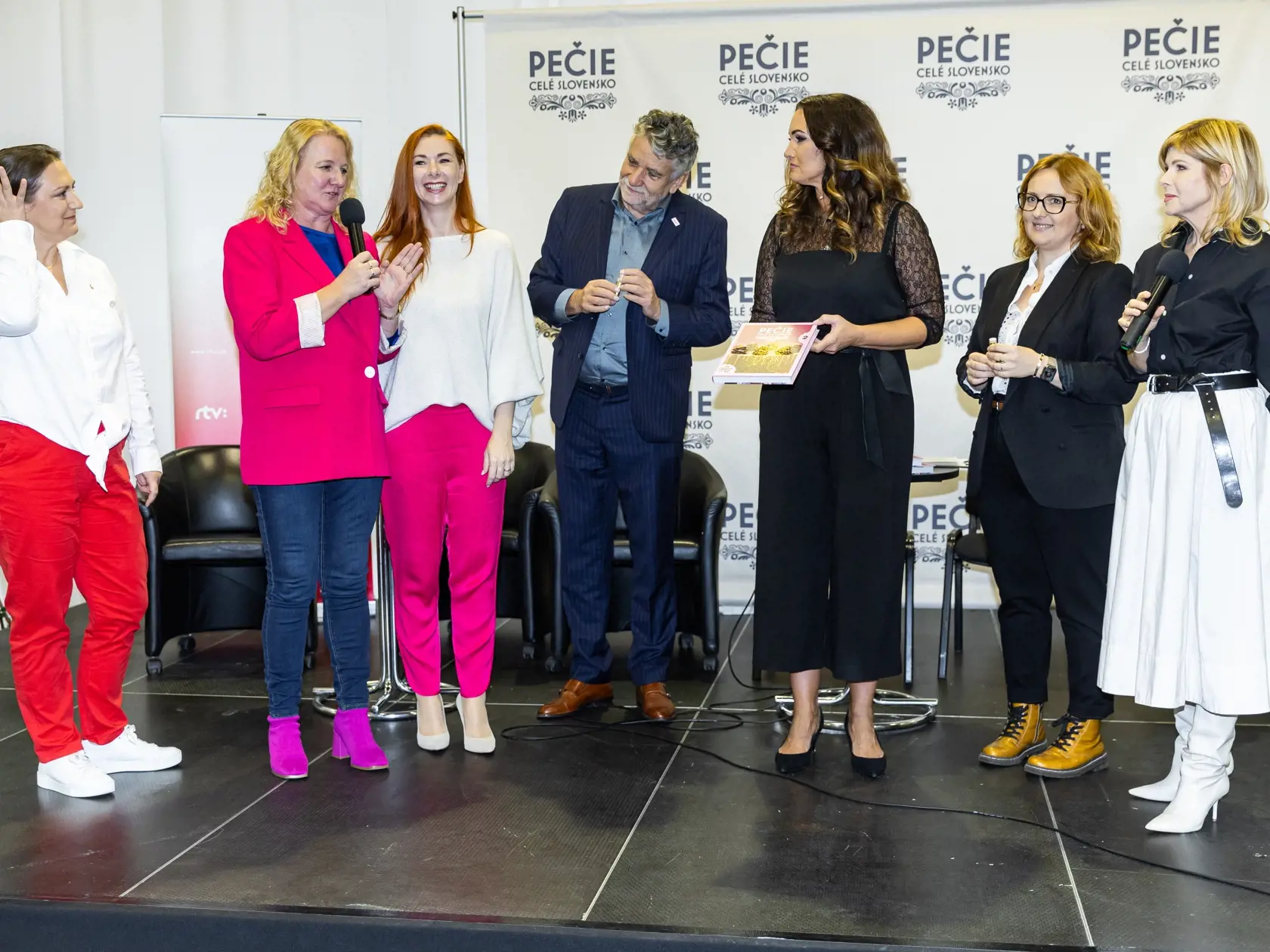 Krst knihy “Pečie celé Slovensko 2” v Bratislave. Na snímke  Jozefína Zaukolcová, Petra Tóthová, Karin Majtánová, Soňa Müllerová, Ľuboš Machaj a Lucia Gyenesová.
