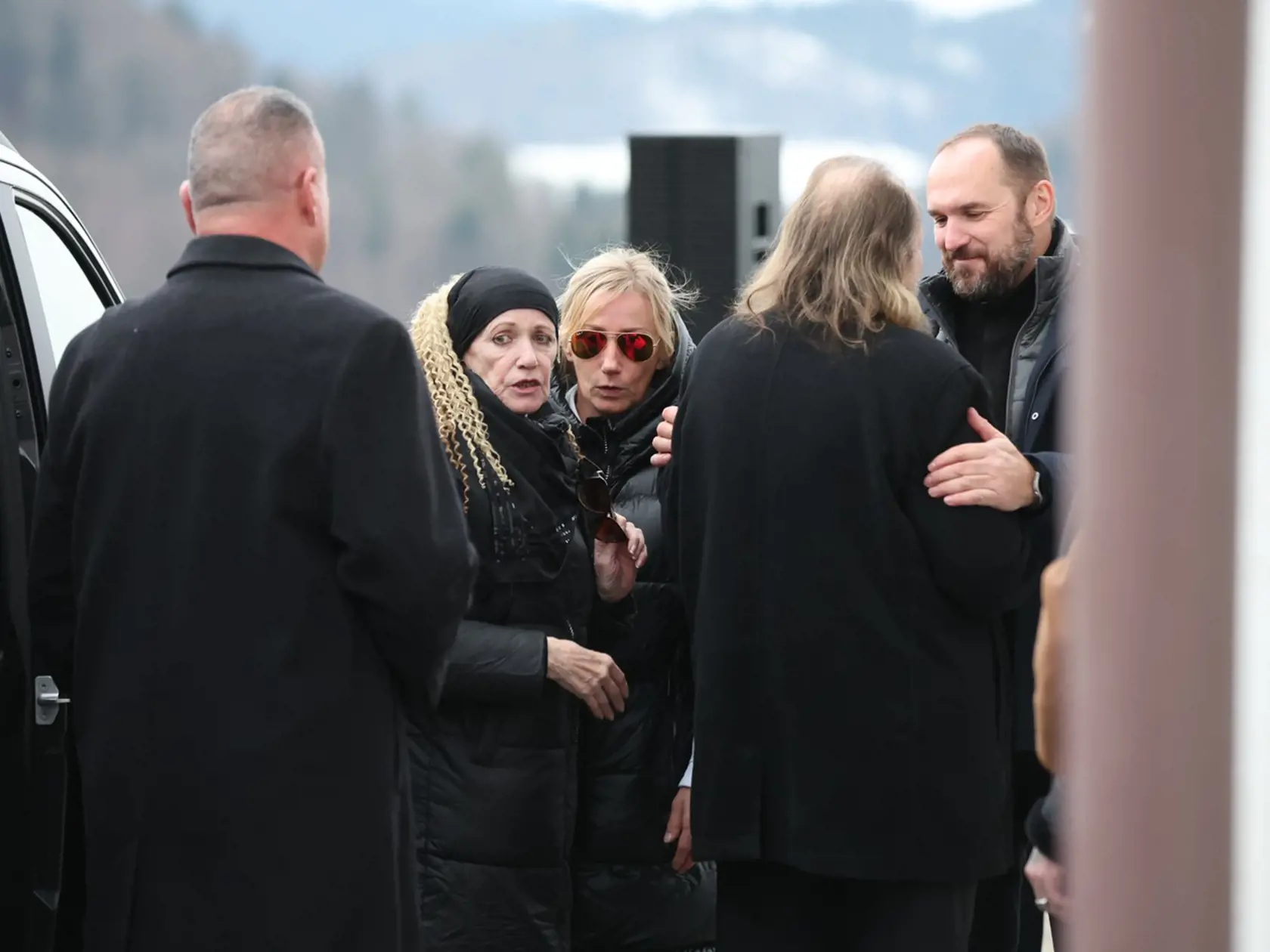 Zdrvená mama Heleny Zeťovej Alena po pohrebe milovanje dcéry, ktorá zomrela po páde z okna rodinného domu štyri dni pred Vianocami.