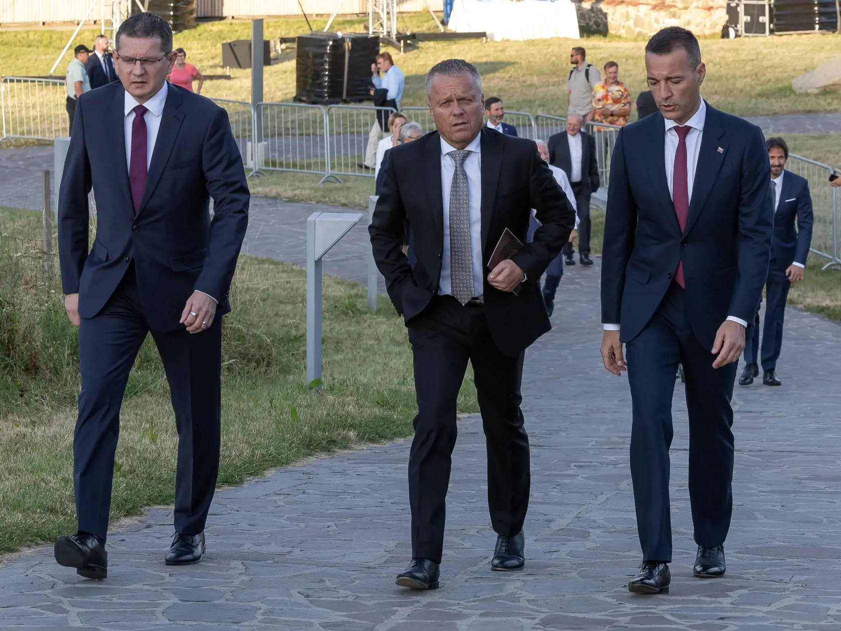 Slovenský premiér Robert Fico sa po atentáte na jeho osobu po prvý krát objavil na verejnosti počas osláv 1161 výročia príchodu sv. Cyrila a Metda na Veľkú Moravu. Oslavy sa konali na hrade Devín. Na snímke vpravo je Tomáš Drucker.