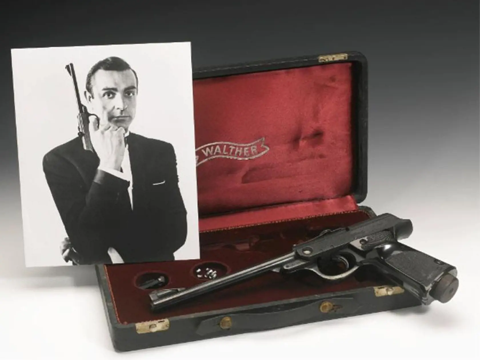 Sean Connery touto zbraňou „strieľal“ v bondovke Srdečné pozdravy z Ruska.