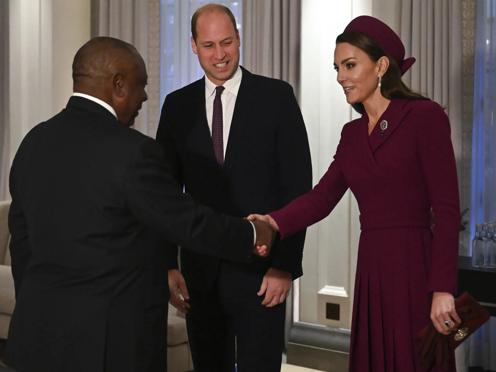 PK 5 Londýn - Na snímke zľava juhoafrický prezident Cyril Ramaphosa, britský princ William a jeho manželka Kate, princezná z Walesu počas návštevy juhoafrického prezidenta v Londýne 22. novembra 2022. FOTO TASR/AP

Britain's Prince William and Kate, the Princess of Wales greet South Africa's President Cyril Ramaphosa at the Corinthia Hotel in London, Tuesday Nov. 22, 2022, at the start of the president's two day state visit. (Justin Tallis/Pool via AP)