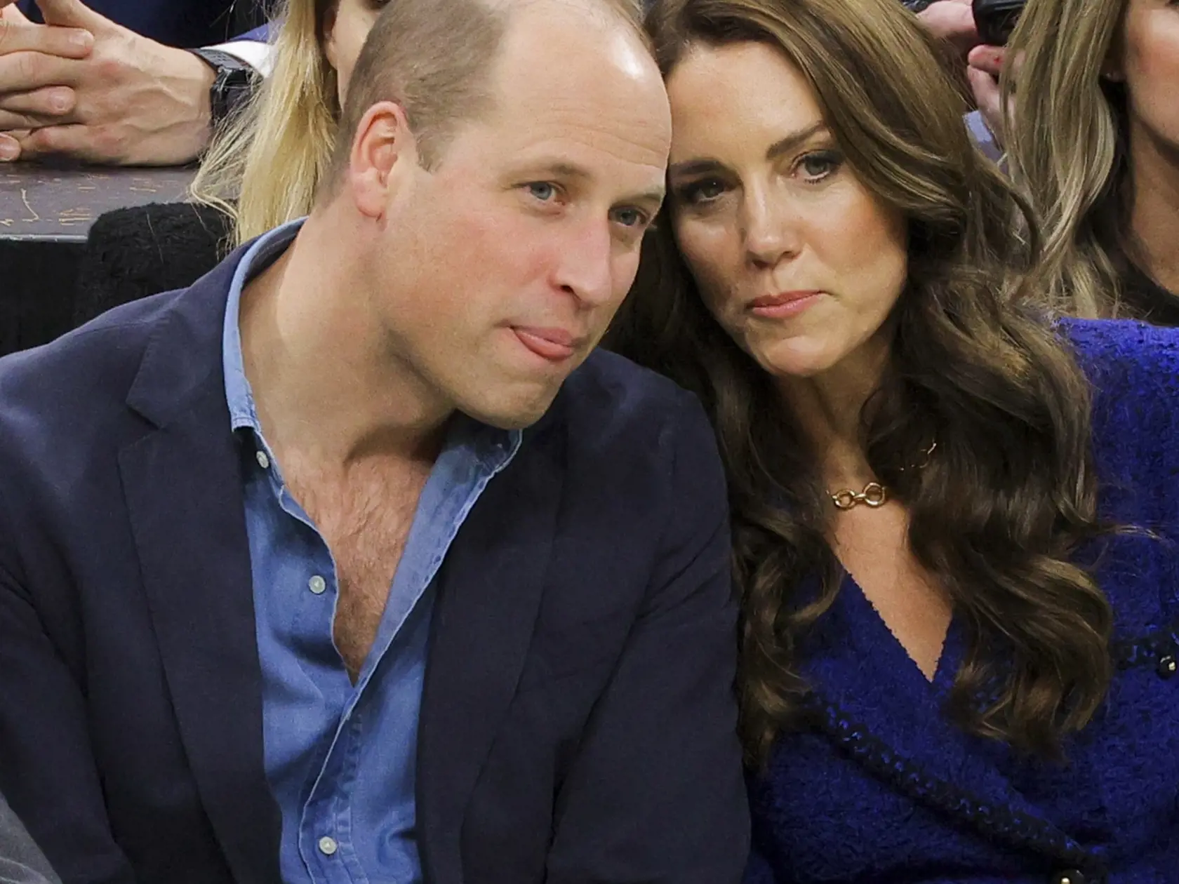 WA 19 Boston - Britský princ William (vľavo) a jeho manželka Kate sledujú zápas zámorskej basketbalovej NBA Boston Celtics - Miami Heat v Bostone v stredu 30. novembra 2022. FOTO TASR/AP

 

Britain's Prince William and Kate, Princess of Wales, watch the NBA basketball game between the Boston Celtics and the Miami Heat on Wednesday, Nov. 30, 2022, in Boston. (Brian Snyder/Pool Photo via AP)