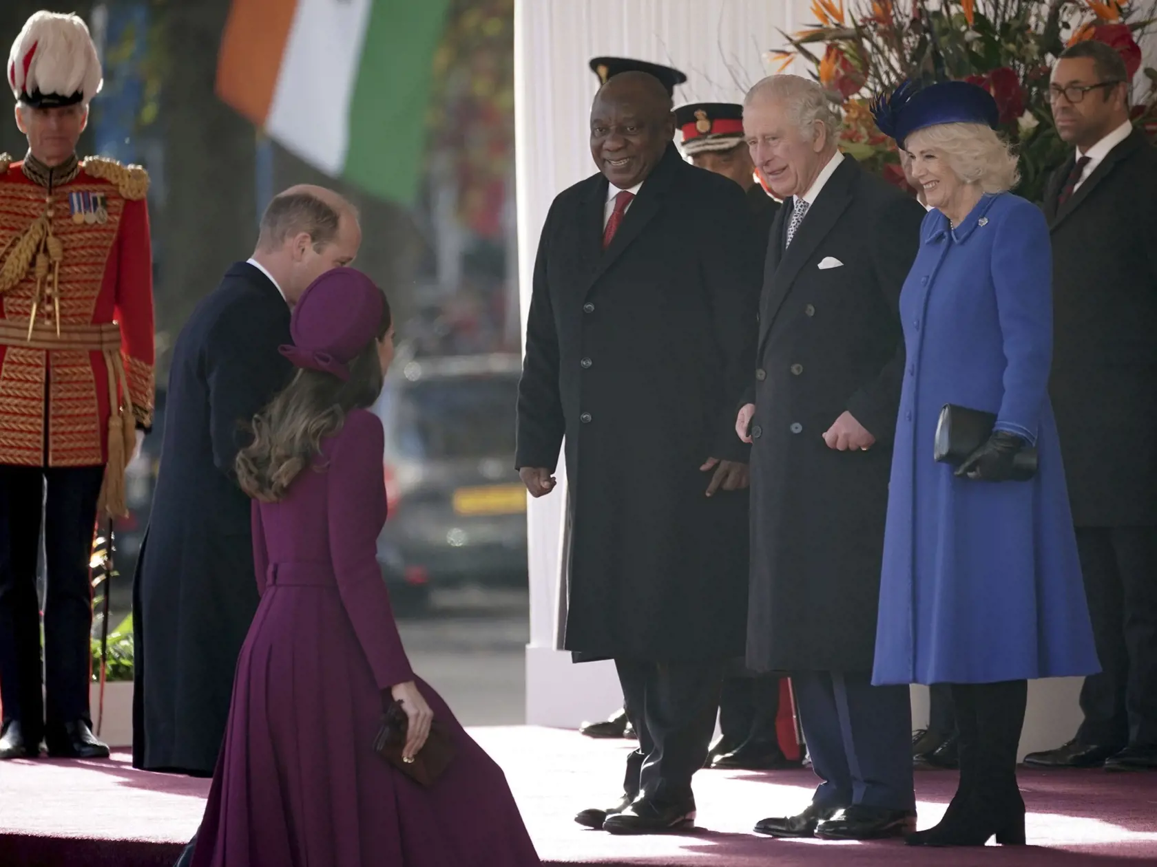 PK 2 Londýn - Na snímke v popredí zľava britský princ William, jeho manželka Kate, princezná z Walesu, juhoafrický prezident Cyril Ramaphosa, britský kráľ Karol III. a britská kráľovná manželka Kamila počas uvítacej ceremónie vrámci návštevy juhoafrického prezidenta v Londýne 22. novembra 2022. FOTO TASR/AP

Britain's Prince William and Kate, Princess of Wales arrives to be greeted by Britain's King Charles III, Camilla, the Queen Consort and President Cyril Ramaphosa of South Africa during the 