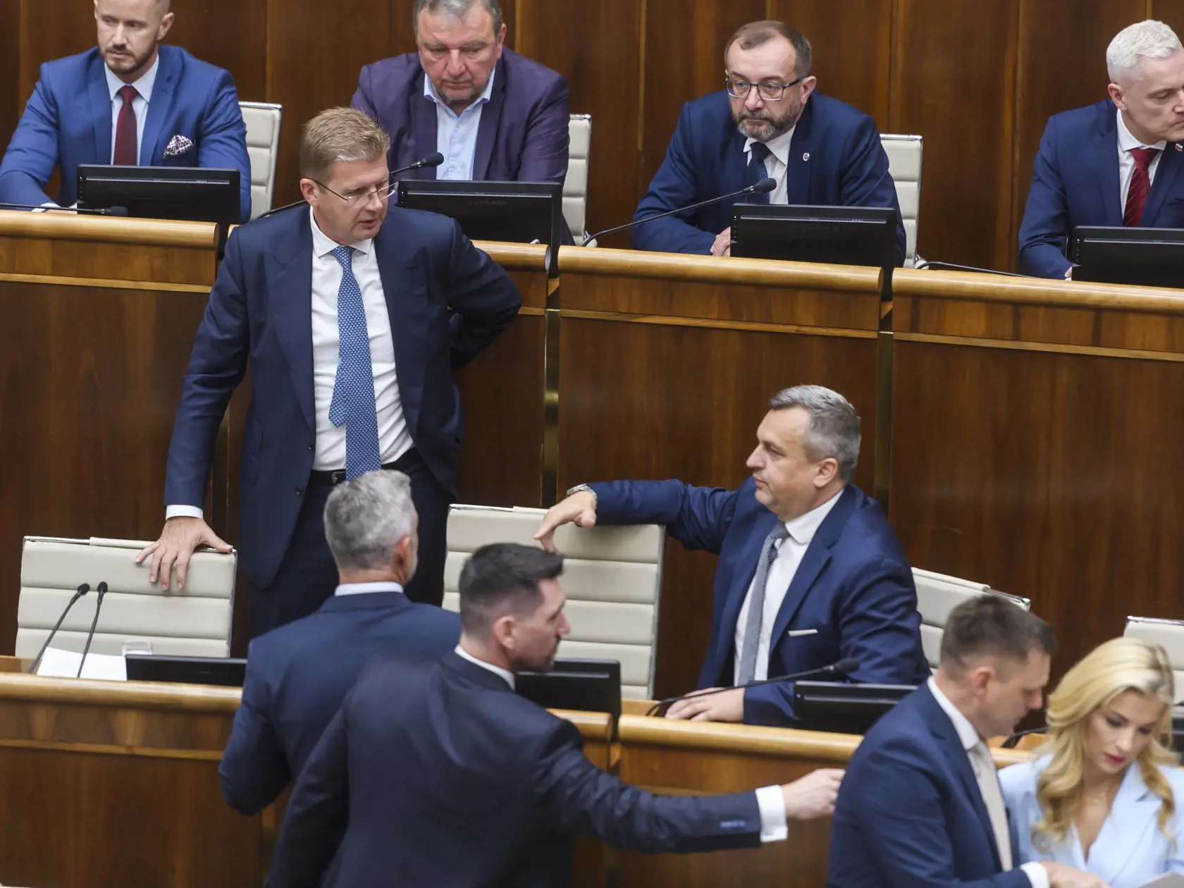 Na snímke uprostred zľava poverený podpredseda NR SR Peter Žiga (Hlas-SD) a podpredseda NR SR Andrej Danko (SNS) počas 12. schôdze NR SR v Bratislave 21. mája 2024.