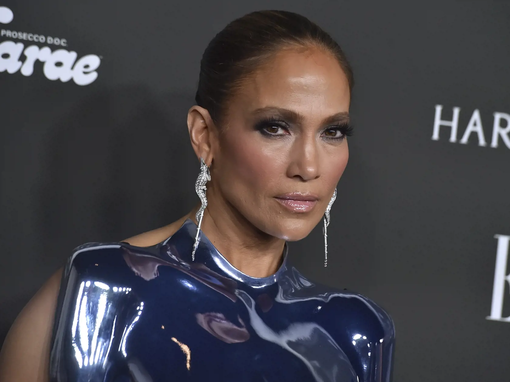 EBE 22 Los Angeles - Na snímke americká herečka, speváčka a tanečnica Jennifer Lopezová prichádza na 30. ročník ocenení popredných ženských osobností Hollywoodu módneho časopisu ELLE (ELLE Women in Hollywood) v Los Angeles v noci na 6. decembra 2023. FOTO TASR/AP

Jennifer Lopez attends the ELLE Women in Hollywood celebration, Tuesday, Dec. 5, 2023, in Los Angeles. (Photo by Jordan Strauss/Invision/AP)