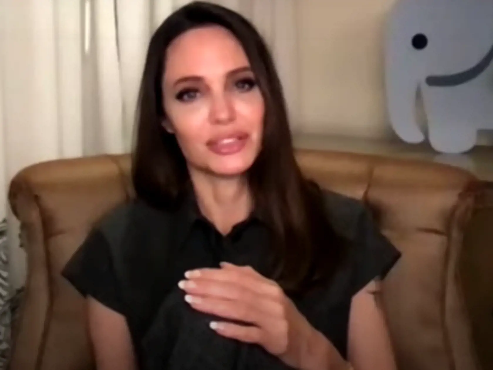 Angelina vyzerá spokojne a uvoľnene.