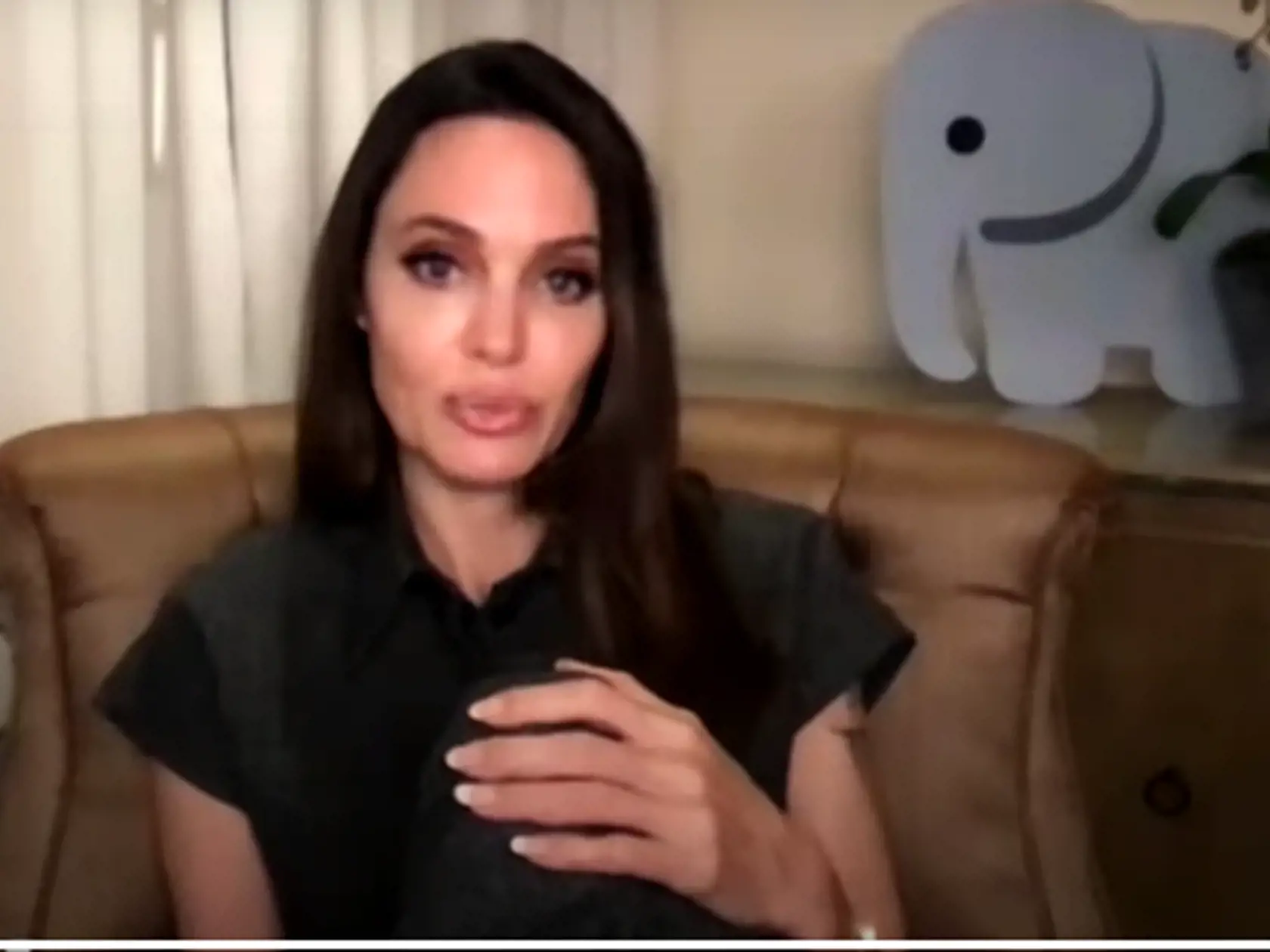 Angelina Jolie je na najnovších záberoch poriadna kočka.