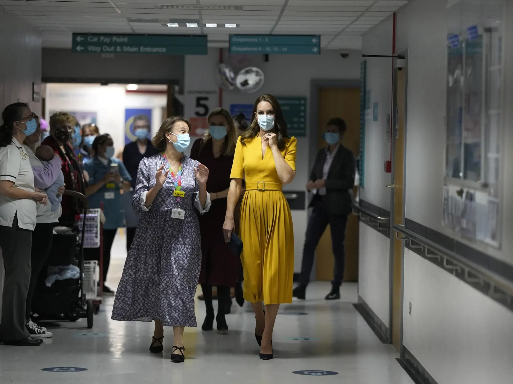 KK10 Guilford -  Kate (uprostred vpravo), princezná z Walesu počas návštevy pôrodnice v nemocnici Royal Surrey County Hospital v britskom Guilforde 5. októbra 2022. FOTO TASR/AP
Britain's Kate, the Princess of Wales, centre right, visits the Royal Surrey County Hospital's maternity unit, in Guilford, England, Wednesday, Oct. 5, 2022.(AP Photo/Alastair Grant, Pool)