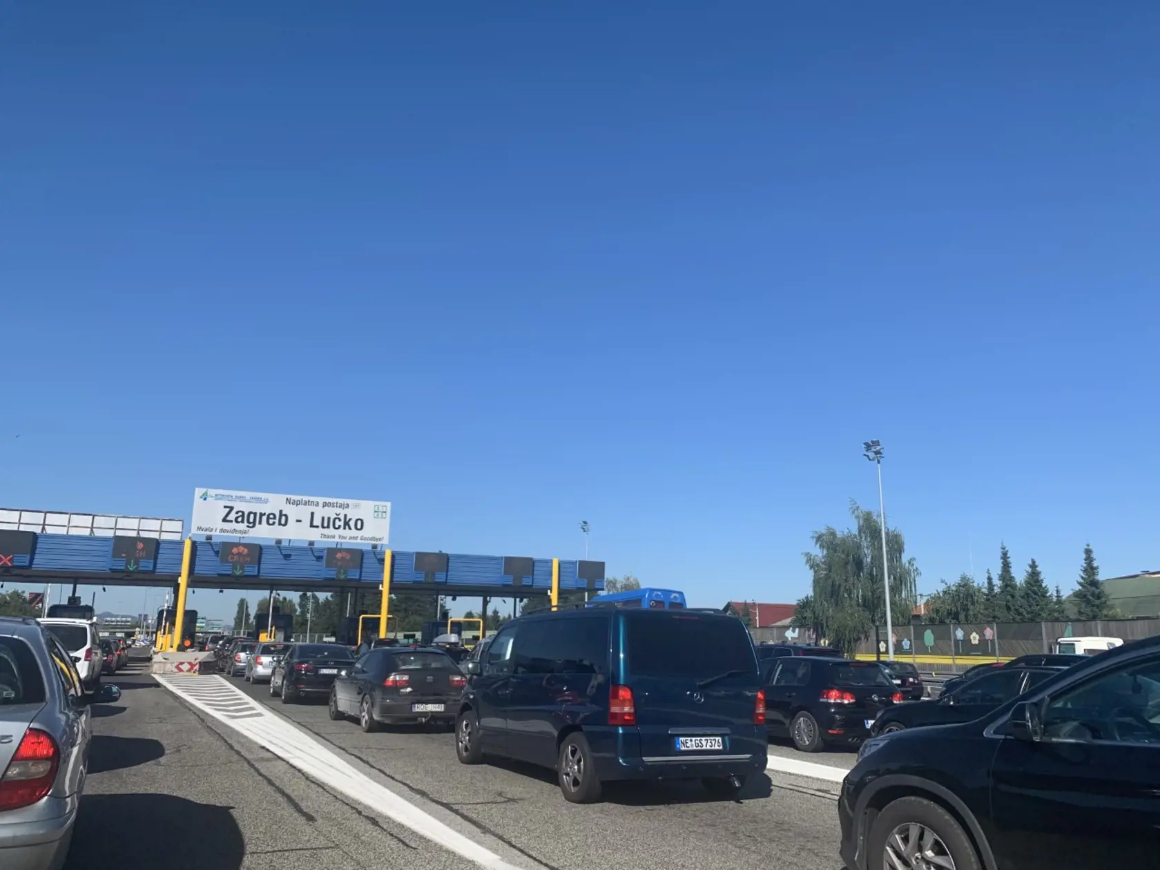 Dovolenkári preto začali krajinu hromadne opúšťať.