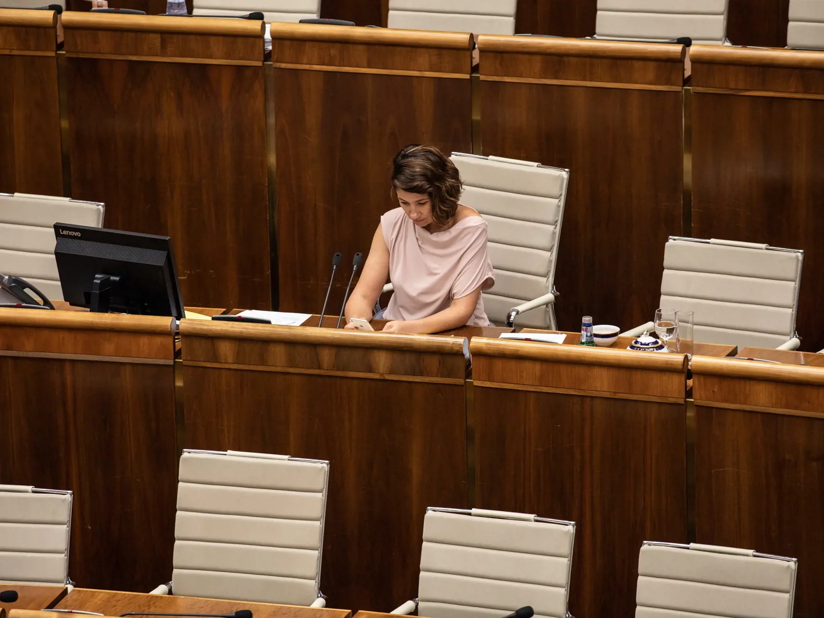 Ani Lucia Ďuriš Nicholsonová sa nezaobišla bez telefónu. Možn je situácia v SaS taká vyhrotená, že si píše práve s Jurzycom, lebo sa už spolu nerozprávajú.