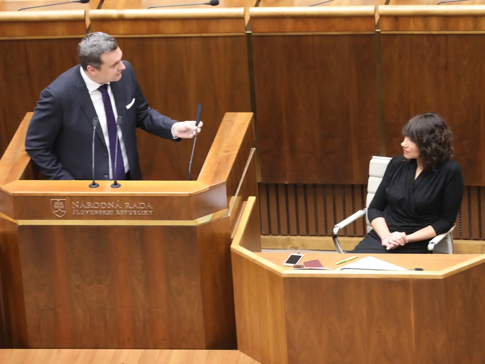 Danko zaujal pózu, ktorá nasvedčuje tomu, že Nicholsonovej niečo vysvetľuje. Pôsobí to však konfrontačne,“ hovorí Stehlíková. Rovnako dodáva, že presne takto to vyzerá, keď idú proti sebe dvaja rivali. Na fotografii teda podľa nej nie je muž a žena, ale politickí súperi. „Danko je v stoji, teda aj gestami pôsobí, že má v danej situácii navrch,“ dodala.