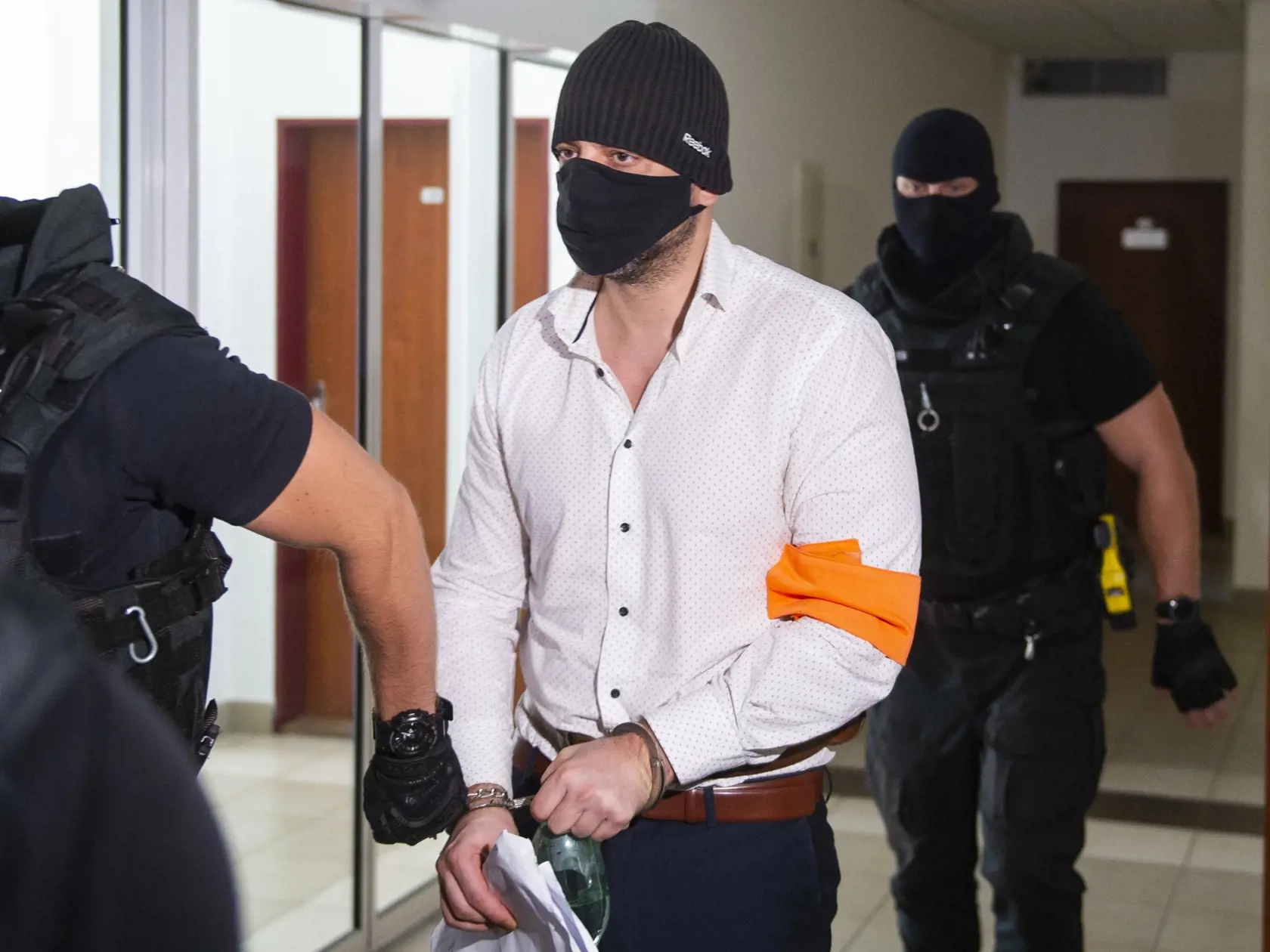 Obžalovaný bývalý šéf kontrarozviedky SIS Peter Gašparovič pri príchode na Špecializovaný trestný súd v Pezinku 28. júla 2021.