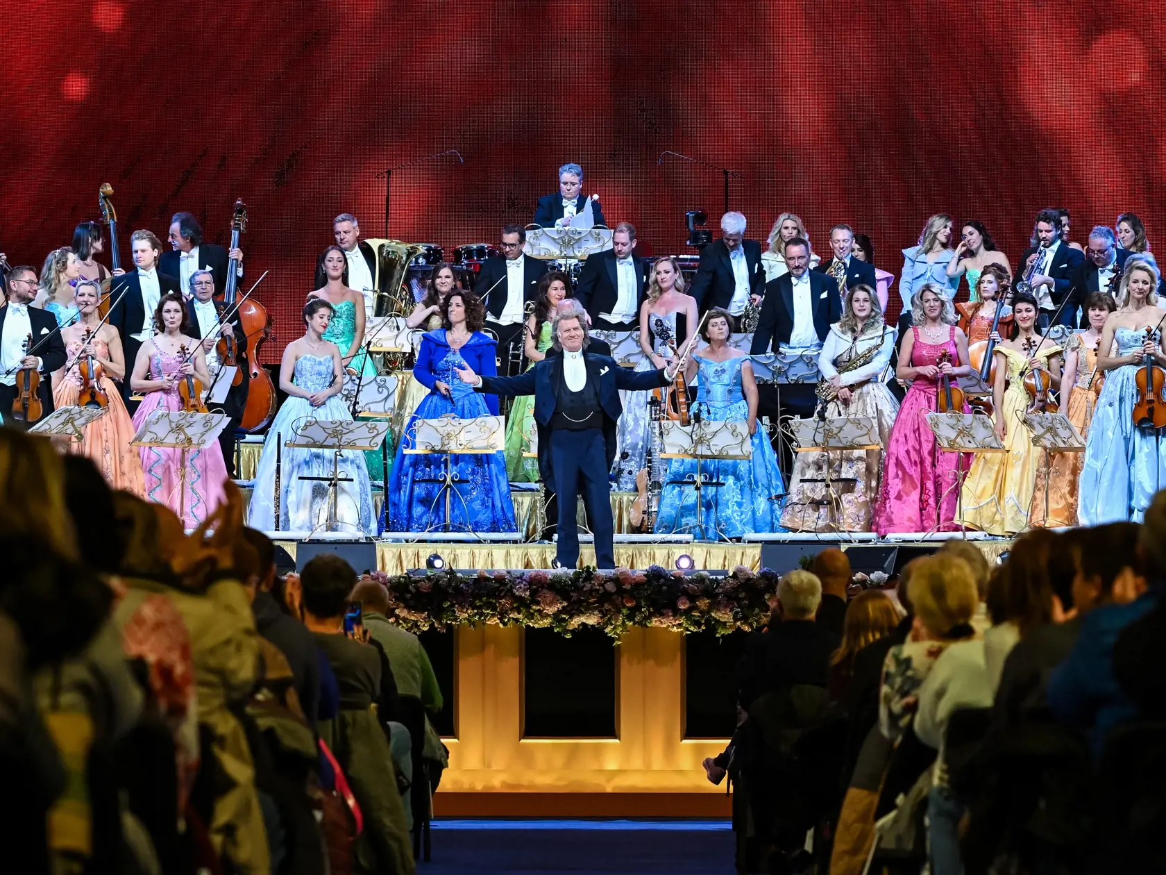 Na snímke svetoznámy holandský huslista a dirigent André Rieu gestikuluje počas koncertu so 60-členným orchestrom Johanna Straussa v Bratislave 7. novembra 2024. FOTO TASR - Pavol Zachar