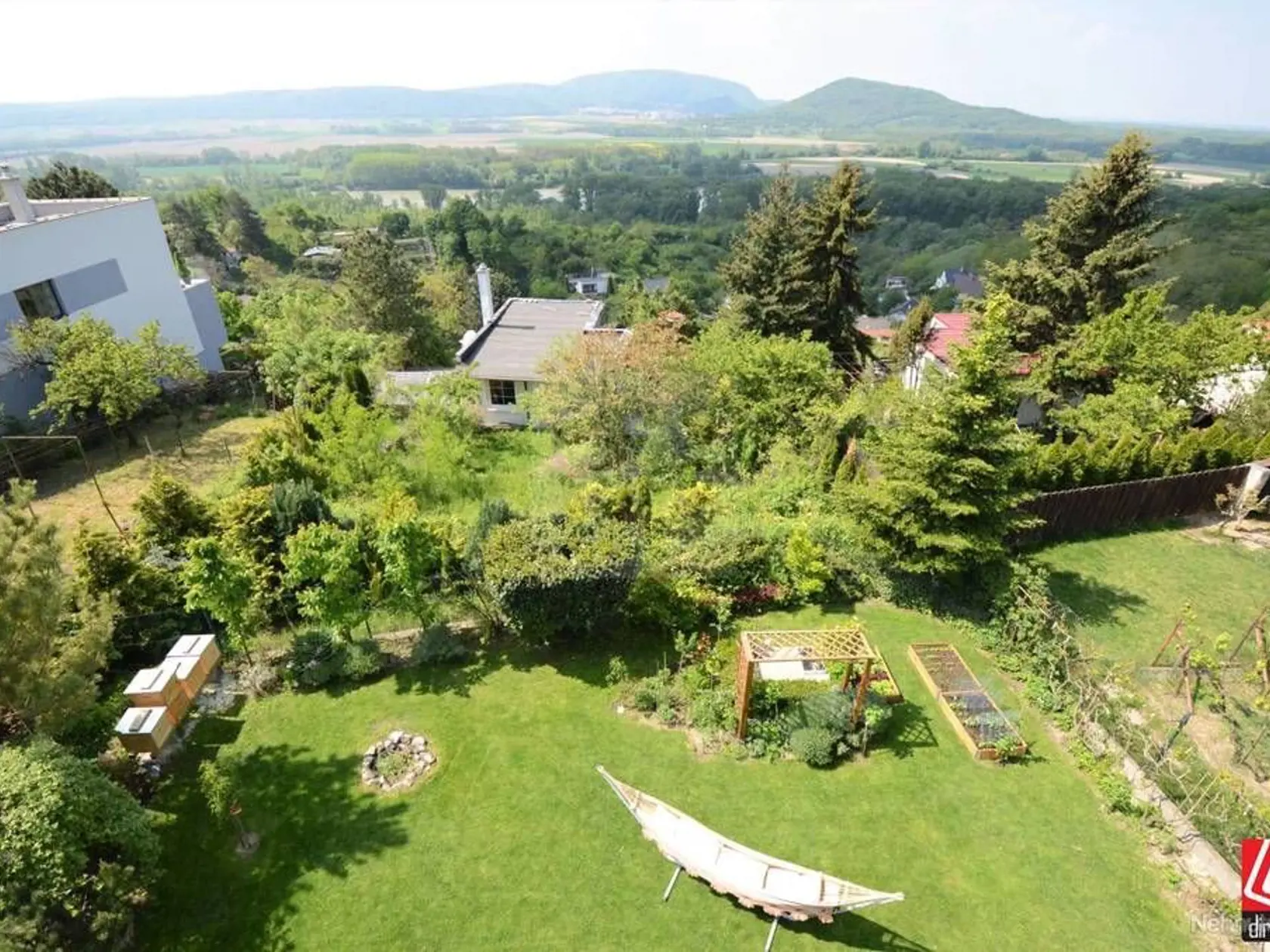 Vo vile na Devíne býval 12 rokov a rozhodol sa ju predať v roku 2019. Ponúkala krásne výhľady na vinice a rakúsky Hainburg.