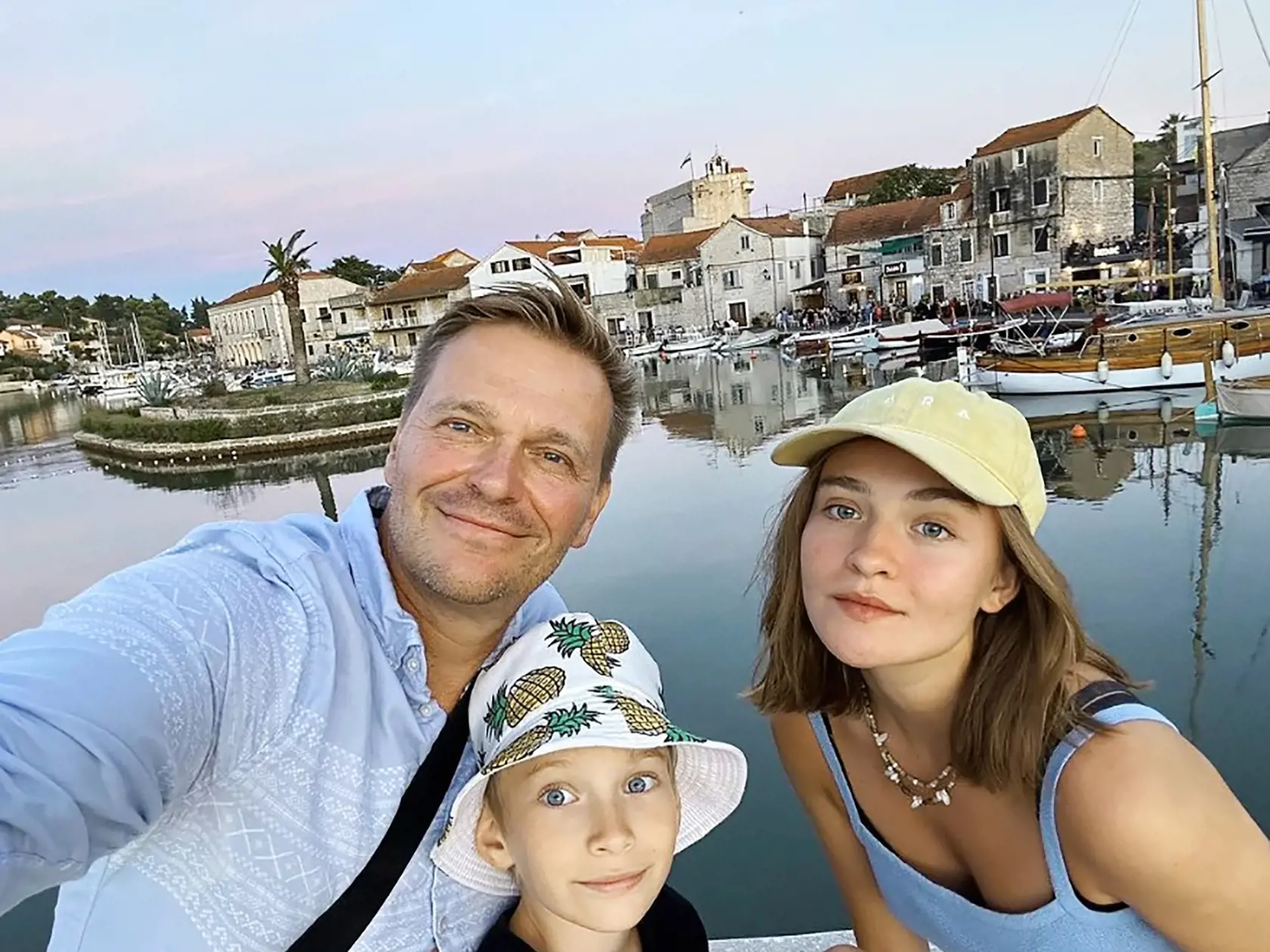 Rekonštruuje. Nový dom pod lesom bude moderátor obývať s najmladším synom Martinom, vpravo je dcéra Emma.
